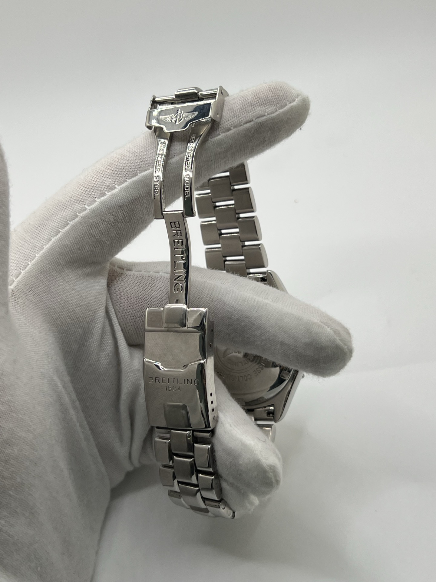 Montre de plongée automatique Superocean A17040 en acier avec cadran bleu, lunette robuste et bracelet acier. Modèle sportif et élégant doté d’un verre saphir, d’un affichage de la date et d’une étanchéité professionnelle. Idéal pour un usage quotidien comme pour les activités nautiques.