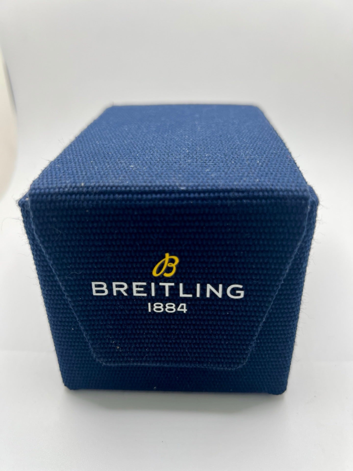 Montre Breitling Superocean Heritage B01 Chronograph en acier inoxydable, référence AB0156361L1A1, dotée d’un boîtier de 42 mm et d’un bracelet en acier avec boucle déployante. Cette montre automatique pour homme ou unisexe dispose d’un cadran vert élégant, d’un verre saphir résistant aux rayures, d’une étanchéité jusqu’à 20 ATM et d’un chronographe haute précision avec réserve de marche de 70 heures.