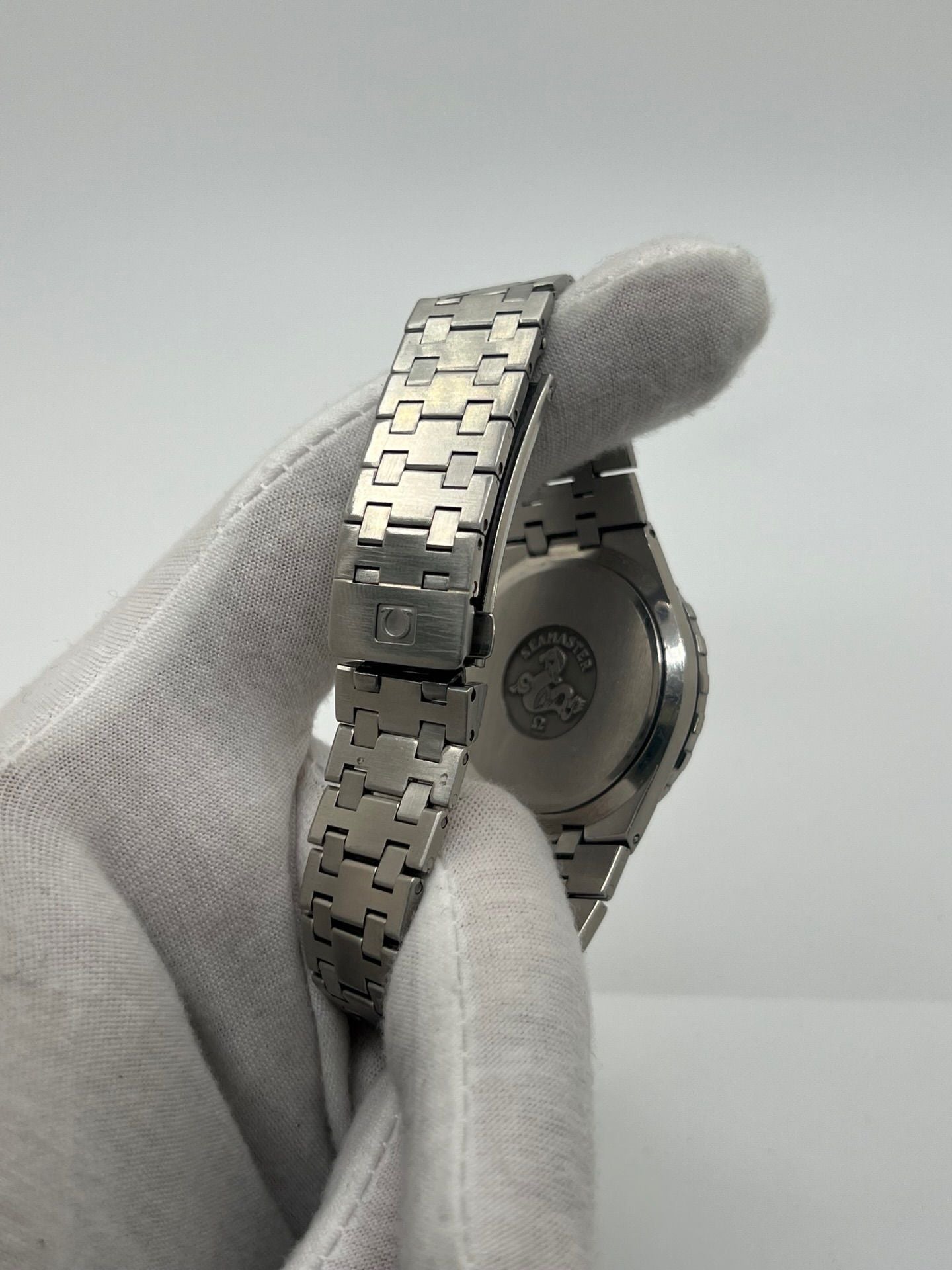 Montre de plongée vintage Omega Seamaster Jacques Mayol 120 référence 396.0900 en acier, équipée d’un mouvement quartz calibre 1337. Modèle de collection rare avec cadran noir, boîtier de 37 mm et bracelet acier. Montre iconique des années 1980, appréciée des amateurs de montres de plongée pour son style classique et son histoire liée à l’apnéiste Jacques Mayol.