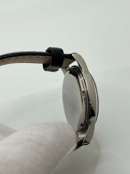 Plongez dans l’univers de l’horlogerie d’exception avec l’Omega Seamaster Automatic, une montre emblématique alliant élégance et performance. Dotée d’un mouvement automatique de haute précision, elle incarne le savoir-faire légendaire d’Omega. Conçue pour les amateurs de montres de luxe et de plongée, elle séduit par son design intemporel et sa robustesse. Un garde-temps idéal pour accompagner toutes vos aventures.