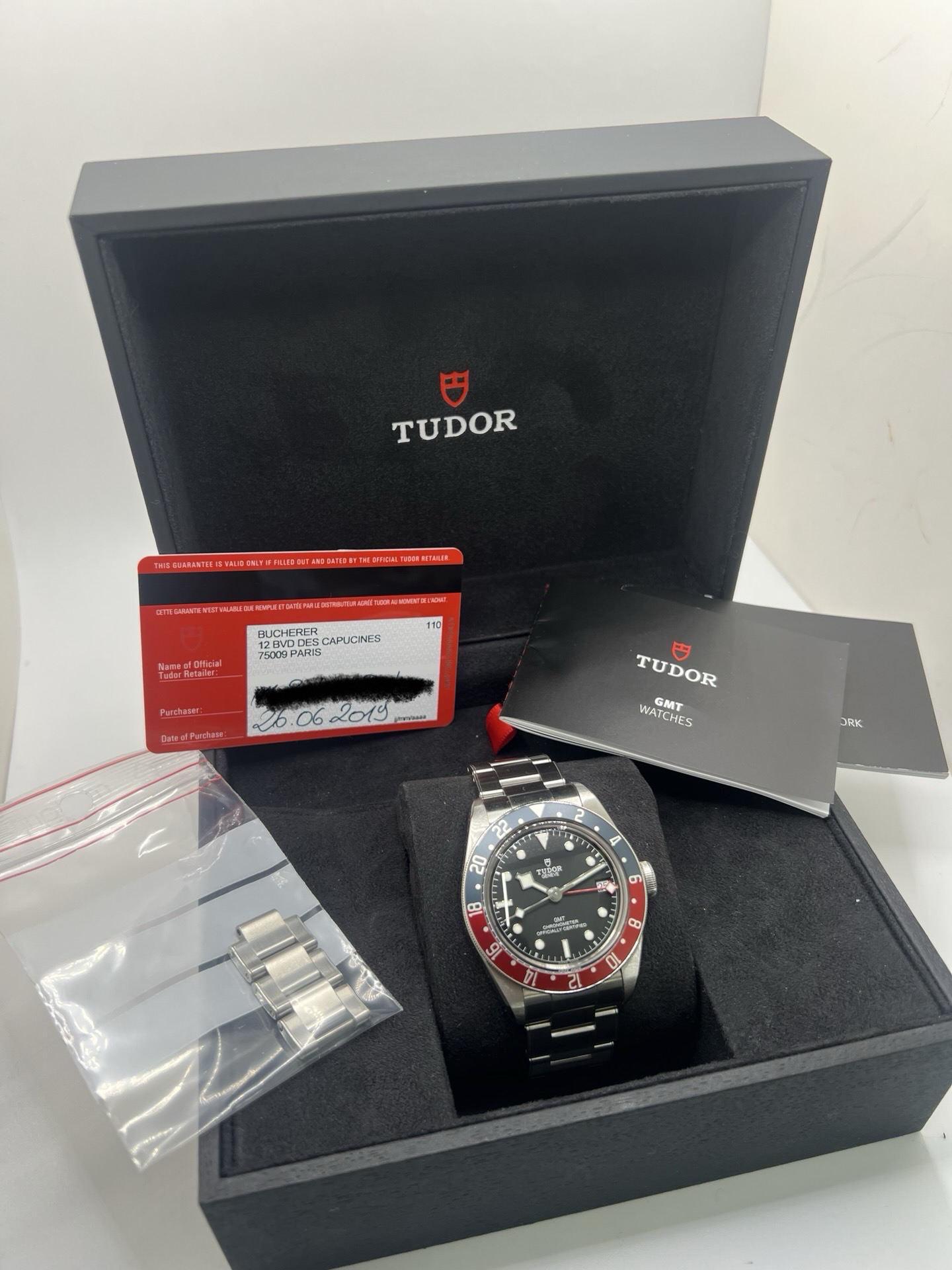 Montre Tudor Black Bay GMT 79830RB avec cadran noir et lunette tournante bicolore rouge et bleu dite « Pepsi ». Boîtier en acier inoxydable de 41 mm, mouvement automatique manufacture avec fonction GMT permettant l’affichage d’un second fuseau horaire. Aiguille snowflake emblématique et bracelet acier. Montre sportive et élégante inspirée de l’horlogerie de plongée et de voyage, idéale pour les amateurs de montres mécaniques et de garde-temps iconiques.