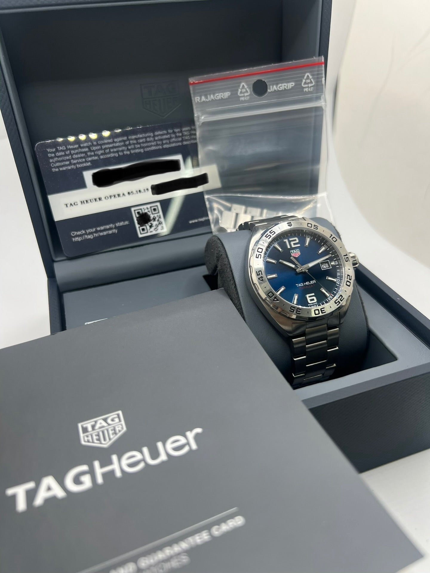 Montre TAG Heuer Formula 1 réf. WAZ1118 en acier avec mouvement à quartz, cadran bleu à chiffres arabes et verre saphir. Ce modèle de 41 mm dispose d’une étanchéité 20 ATM et d’un bracelet en acier avec boucle déployante. Fonction date intégrée. Cette TAG Heuer Formula 1 de 2019 allie robustesse et style sportif. Montre d’occasion en très bon état, révisée en interne et livrée avec coffret et papiers d’origine.