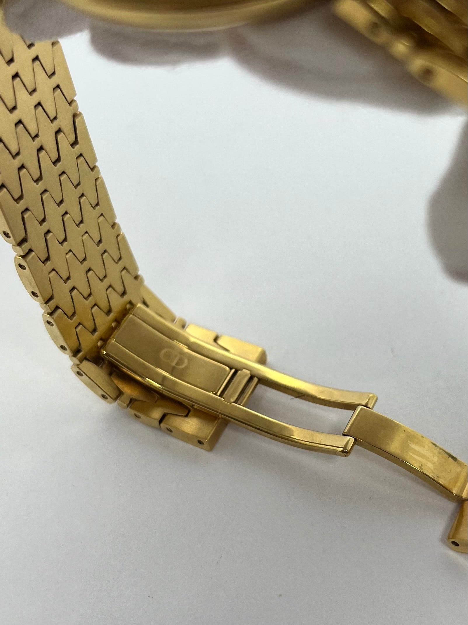 Montre Christian Dior Bagheera pour femme, élégamment plaquée or, alliant raffinement et design emblématique. Ce modèle vintage incarne le savoir-faire horloger de la maison Dior, avec son boîtier doré et son style intemporel. Une pièce rare et sophistiquée, parfaite pour sublimer toutes vos tenues.