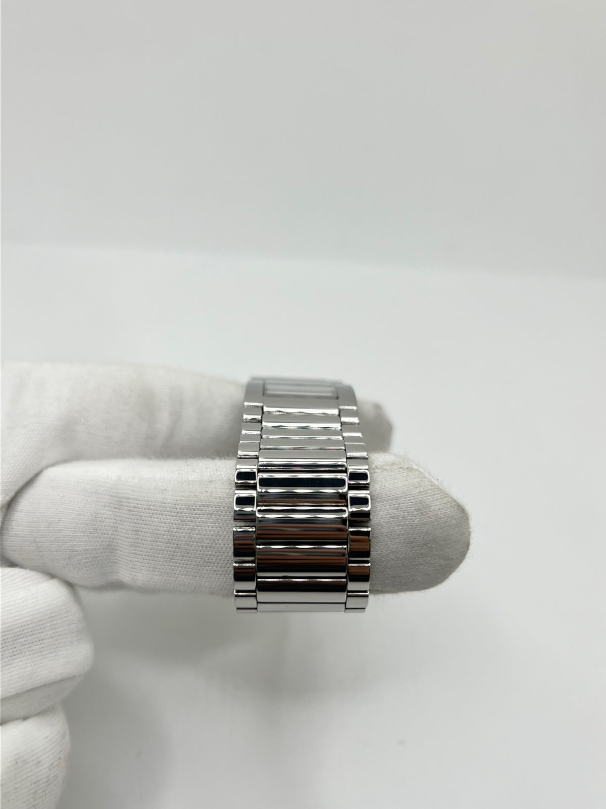 Montre femme Baume & Mercier Catwalk MV045219 à quartz, avec boîtier rectangulaire en acier de 24 x 21 mm, cadran argenté sans chiffres et bracelet en acier à boucle déployante double plis. Son verre saphir et son design élégant en font une montre raffinée et intemporelle. Cette Baume & Mercier Catwalk d’occasion est en très bon état, avec de légères rayures non perceptibles au toucher. Révisée en interne le 21 octobre 2026, elle est disponible à Paris sans coffret ni papiers d’origine.