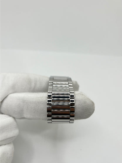 Montre femme Baume & Mercier Catwalk MV045219 à quartz, avec boîtier rectangulaire en acier de 24 x 21 mm, cadran argenté sans chiffres et bracelet en acier à boucle déployante double plis. Son verre saphir et son design élégant en font une montre raffinée et intemporelle. Cette Baume & Mercier Catwalk d’occasion est en très bon état, avec de légères rayures non perceptibles au toucher. Révisée en interne le 21 octobre 2026, elle est disponible à Paris sans coffret ni papiers d’origine.