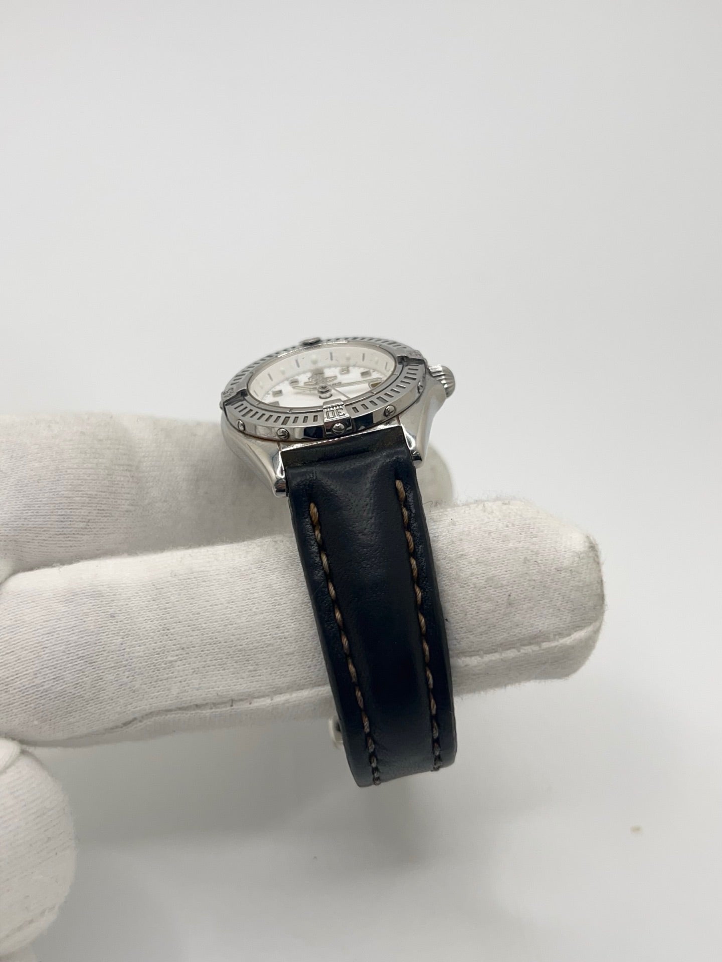 Montre Breitling Callistino A72345 pour femme en acier, dotée d’un mouvement quartz fiable. Boîtier de 29 mm avec verre saphir résistant et cadran en nacre élégant sans chiffres. Bracelet en cuir avec boucle déployante en acier. Fonction date et étanchéité 10 ATM. Modèle de 2006 en très bon état, présentant de légères micro-rayures discrètes. Livrée avec coffret et papiers d’origine, idéale pour une montre de luxe d’occasion raffinée.
