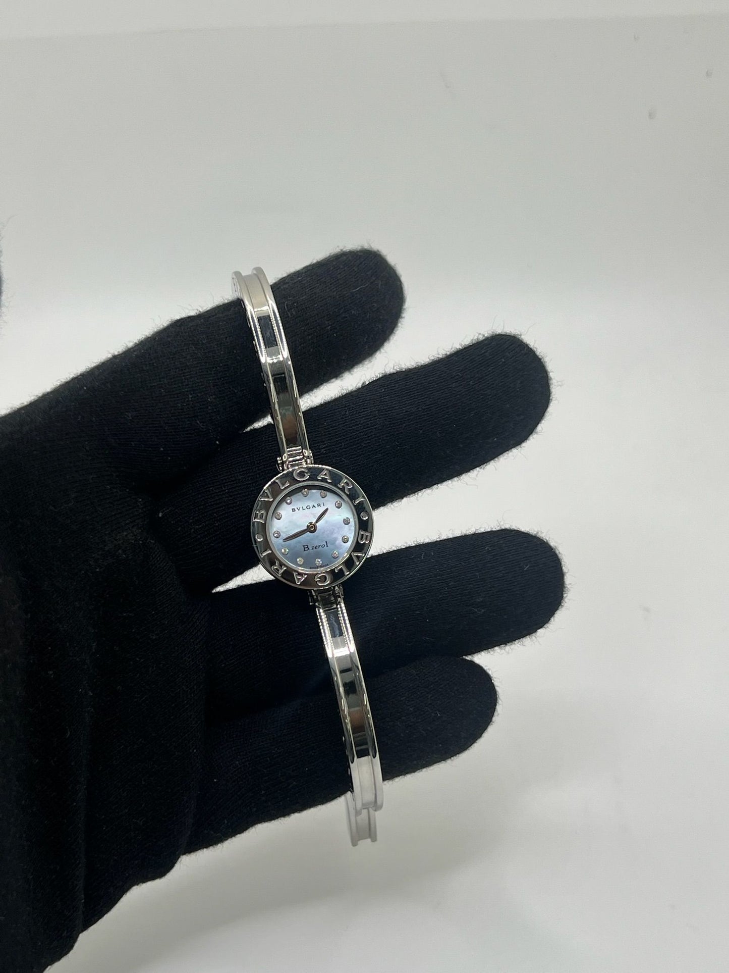 Découvrez l’élégance intemporelle de la montre Bulgari B.Zero1 en acier, sublimée par un cadran en nacre et un sertissage délicat de diamants. Ce modèle iconique pour femme allie sophistication joaillière et précision horlogère grâce à son mouvement quartz. Son design épuré, sans chiffres, et ses finitions luxueuses en font un bijou d’exception. Idéale pour sublimer chaque tenue, cette B.Zero1 incarne le raffinement à l’italienne signé Bulgari. Un choix parfait pour les amatrices de montres haut de gamme.