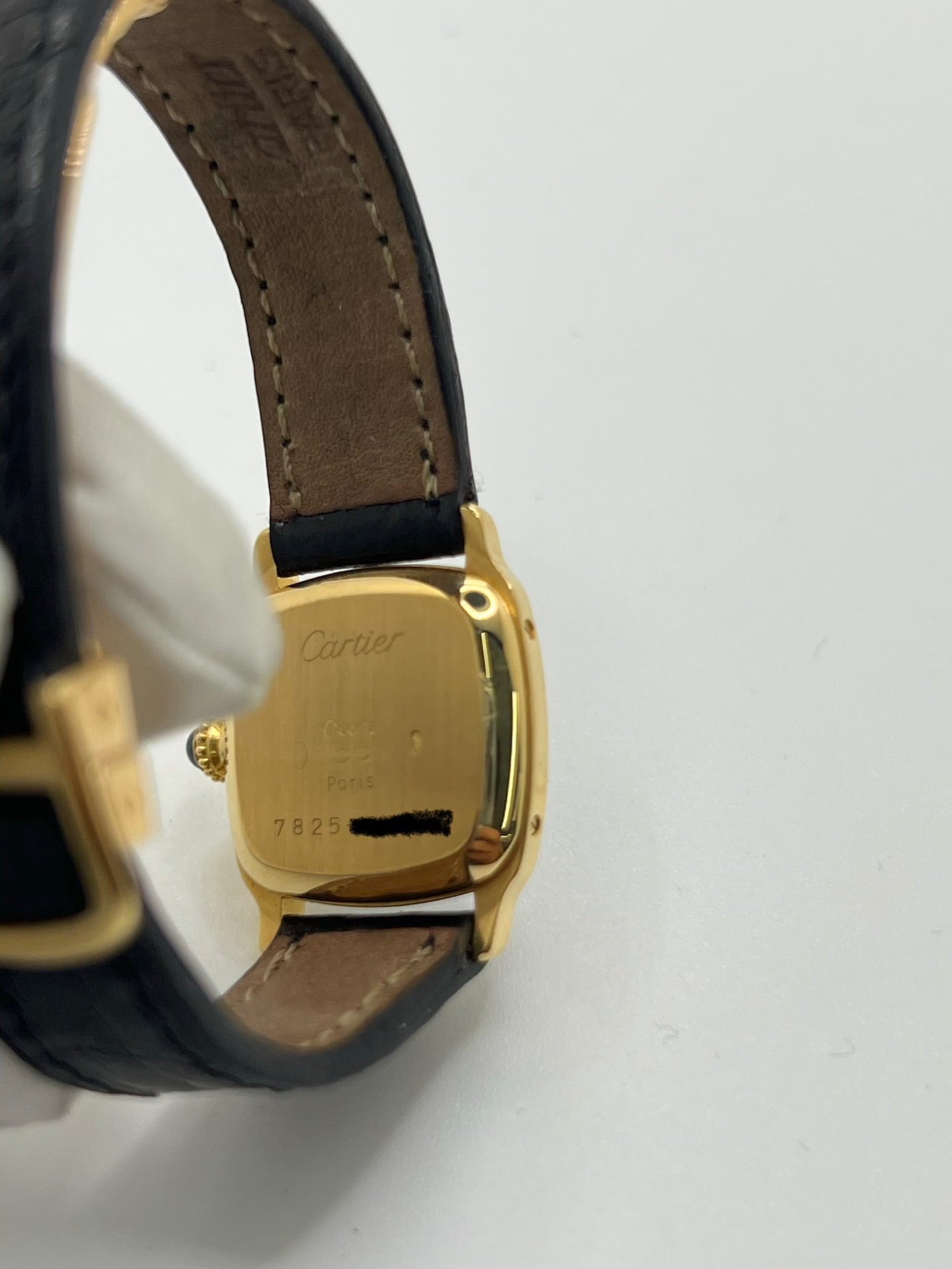 Montre Cartier Chambord 7825 pour femme, équipée d’un mouvement quartz et d’un boîtier en or jaune de 21 mm. Ce modèle d’occasion en très bon état présente un cadran blanc à chiffres romains, un verre minéral et un bracelet en cuir de crocodile noir avec boucle ardillon en or jaune. Élégante et intemporelle, la Cartier Chambord 7825 séduit par son style raffiné et son design classique, idéale pour les passionnées de montres de luxe vintage.