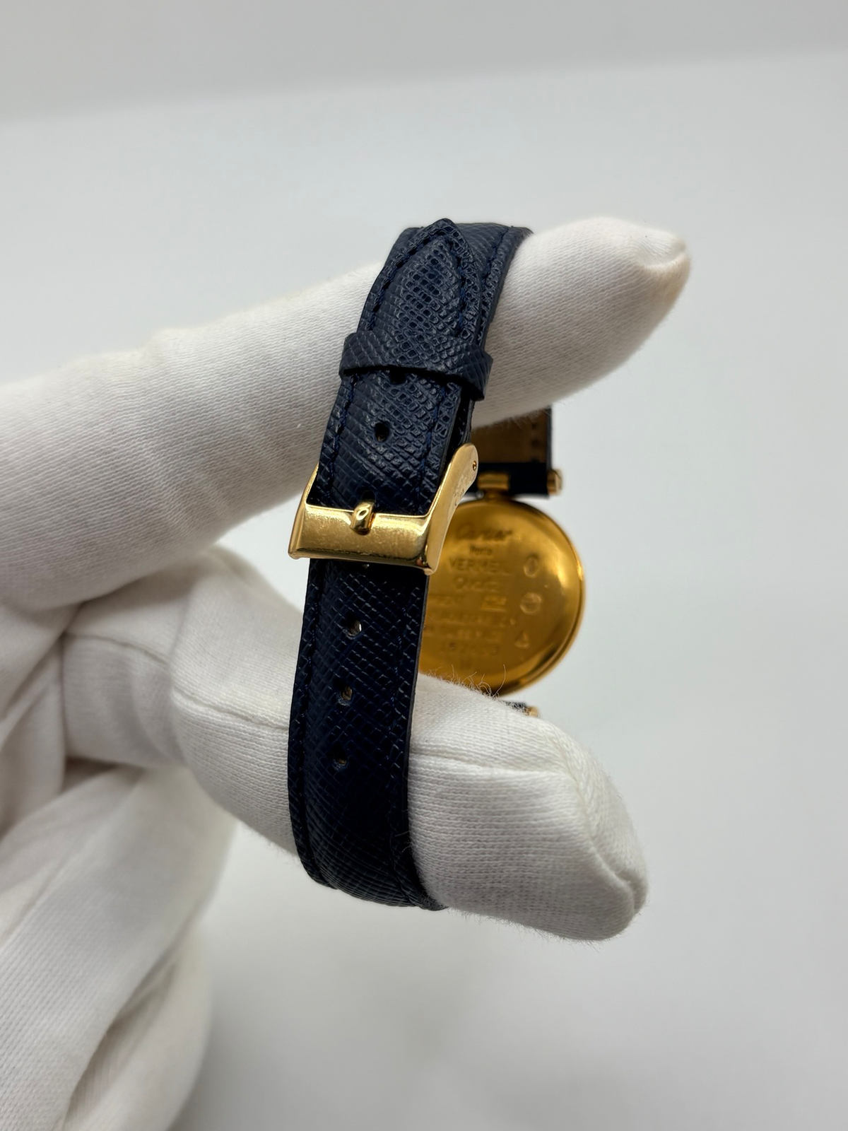 Montre Cartier Must Vendôme PM pour femme, équipée d’un mouvement à quartz et présentée dans un boîtier en argent de 24 mm. Son cadran blanc à chiffres romains est protégé par un verre saphir. Cette montre Cartier est montée sur un bracelet en cuir bleu avec boucle ardillon en acier. Élégante et intemporelle, la Cartier Must Vendôme PM séduit par son format compact, son design raffiné et son style emblématique, idéale au quotidien ou pour une occasion spéciale.