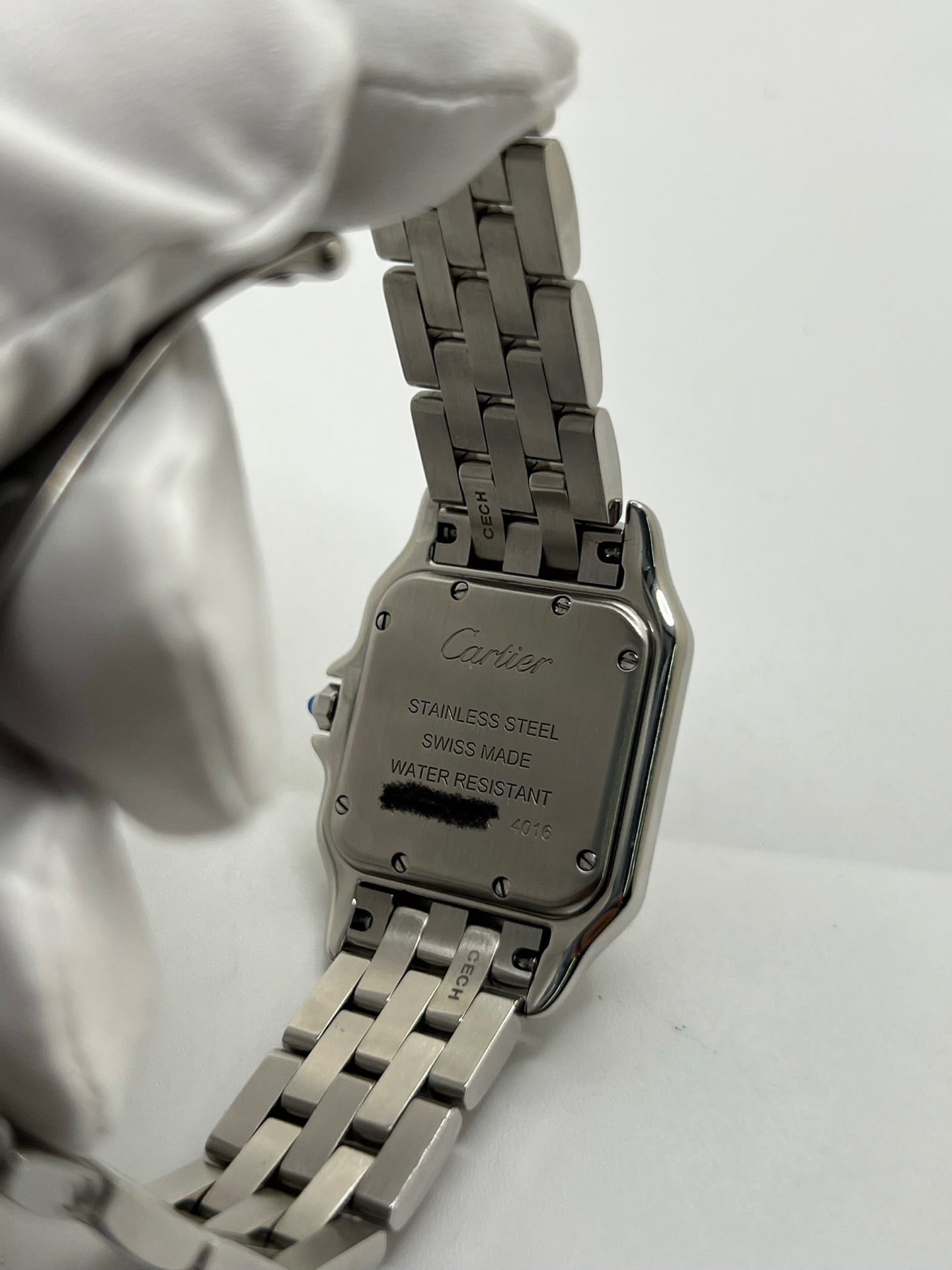 Montre Cartier Panthère WSPN0007 pour femme en acier avec boîtier de 27 x 37 mm et cadran argent à chiffres romains. Modèle quartz élégant équipé de verre saphir et bracelet acier avec boucle pliante, combinant confort et style raffiné. Montre iconique de la collection Panthère, idéale pour un usage quotidien ou une occasion spéciale. Pièce d’occasion en très bon état, révisée, livrée avec coffret et papiers d’origine.