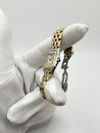 Montre Cartier Panthère 1057917 pour femme, modèle emblématique de la maison Cartier datant de 1989. Cette montre de luxe vintage associe élégamment l’or et l’acier, avec un cadran blanc raffiné, un verre saphir et un mouvement à quartz. La Cartier Panthère référence 1057917 est proposée d’occasion en très bon état, avec son coffret et ses papiers d’origine. Révisée en interne le 19 octobre 2026, cette montre Cartier Panthère en or et acier allie élégance intemporelle et savoir-faire horloger.