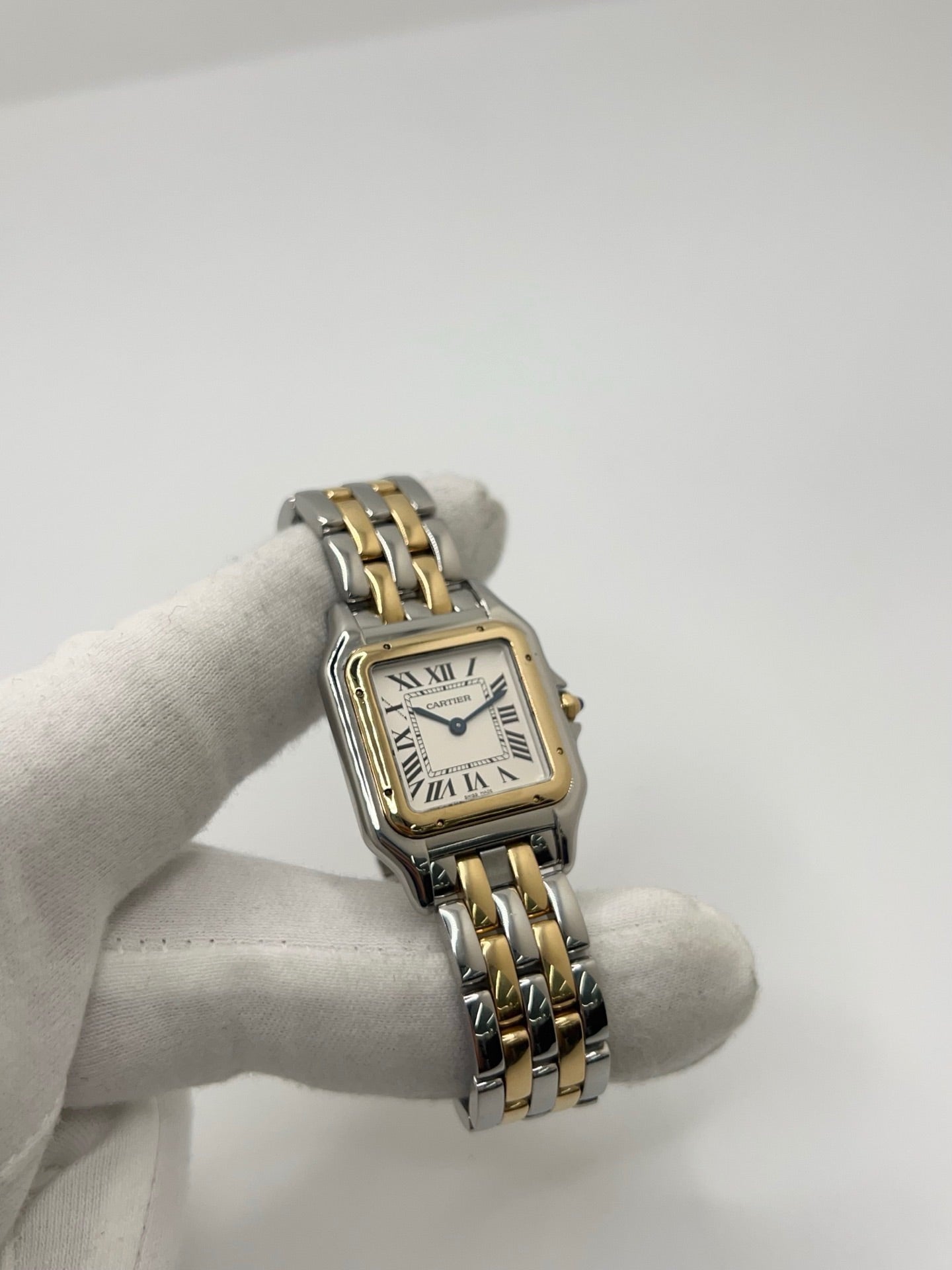 Montre Cartier Panthère W2PN0007 pour femme en acier et or jaune, équipée d’un mouvement quartz. Boîtier de 27 x 37 mm avec verre saphir et cadran argent à chiffres romains, signature élégante de la collection Panthère. Bracelet bicolore en acier et or avec boucle déployante. Étanchéité 3 ATM. Modèle de 2022 en très bon état, avec légères micro-rayures discrètes. Livrée avec coffret et papiers d’origine, idéale comme montre de luxe d’occasion raffinée.
