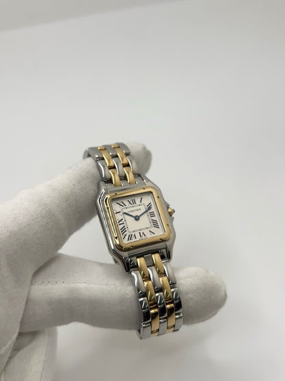 Montre Cartier Panthère W2PN0007 pour femme en acier et or jaune, équipée d’un mouvement quartz. Boîtier de 27 x 37 mm avec verre saphir et cadran argent à chiffres romains, signature élégante de la collection Panthère. Bracelet bicolore en acier et or avec boucle déployante. Étanchéité 3 ATM. Modèle de 2022 en très bon état, avec légères micro-rayures discrètes. Livrée avec coffret et papiers d’origine, idéale comme montre de luxe d’occasion raffinée.
