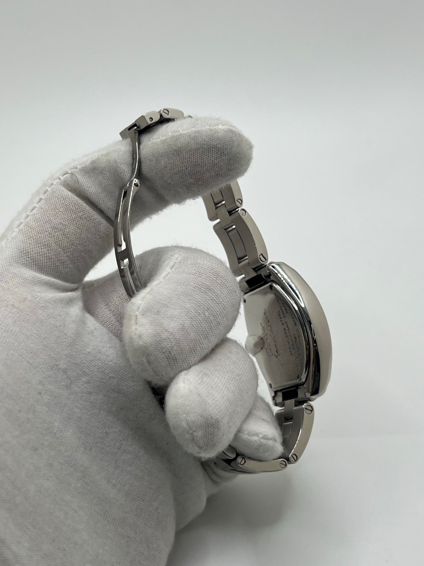 Montre Cartier Roadster 2675 pour femme en acier, équipée d’un mouvement quartz calibre 688. Boîtier 31 x 37 mm avec verre saphir, cadran argent à chiffres romains et bracelet acier à boucle déployante. Modèle étanche à 10 ATM avec fonction date, livré avec coffret d’origine, en très bon état d’occasion.