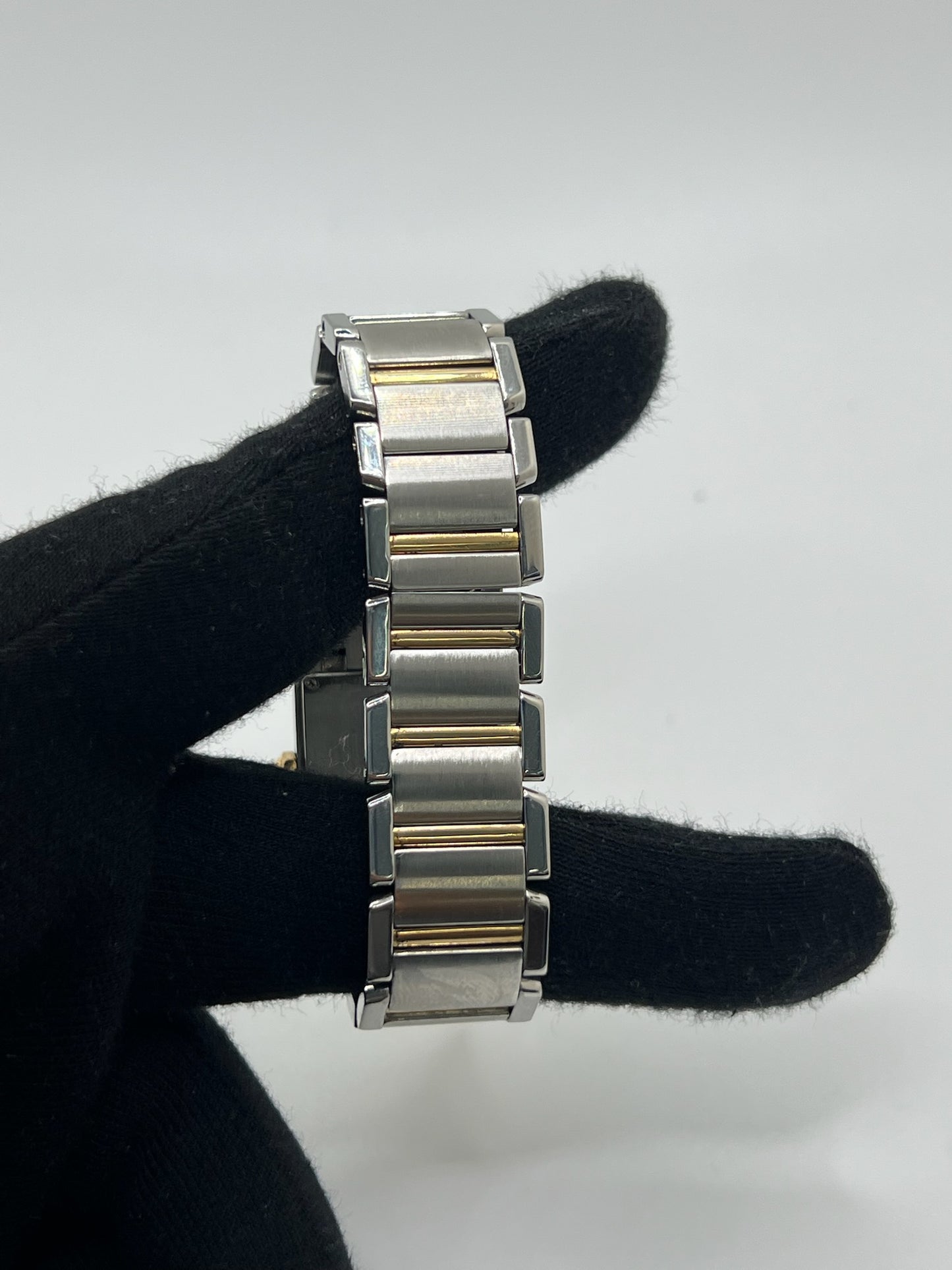 Découvrez la Cartier Tank Française, une montre femme emblématique alliant raffinement et modernité. Ce modèle en or et acier, au design intemporel, est équipé d’un mouvement quartz fiable et d’un cadran blanc aux chiffres romains. Son bracelet acier et sa boucle double plis assurent confort et élégance. Un garde-temps de luxe en très bon état, parfait pour les passionnées de la maison Cartier.