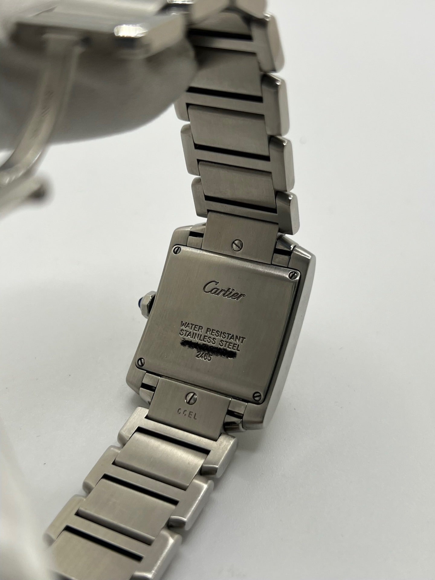 Montre Cartier Tank Française 2465 pour femme en acier, dotée d’un mouvement quartz et d’un cadran blanc à chiffres romains. Ce modèle iconique présente un boîtier de 25 x 30 mm, un bracelet en acier avec boucle double plis, ainsi qu’un verre saphir. Montre de luxe d’occasion en très bon état, avec de légères traces d’usure discrètes. Livrée avec son coffret d’origine, sans papiers, révisée en interne en mars 2026.