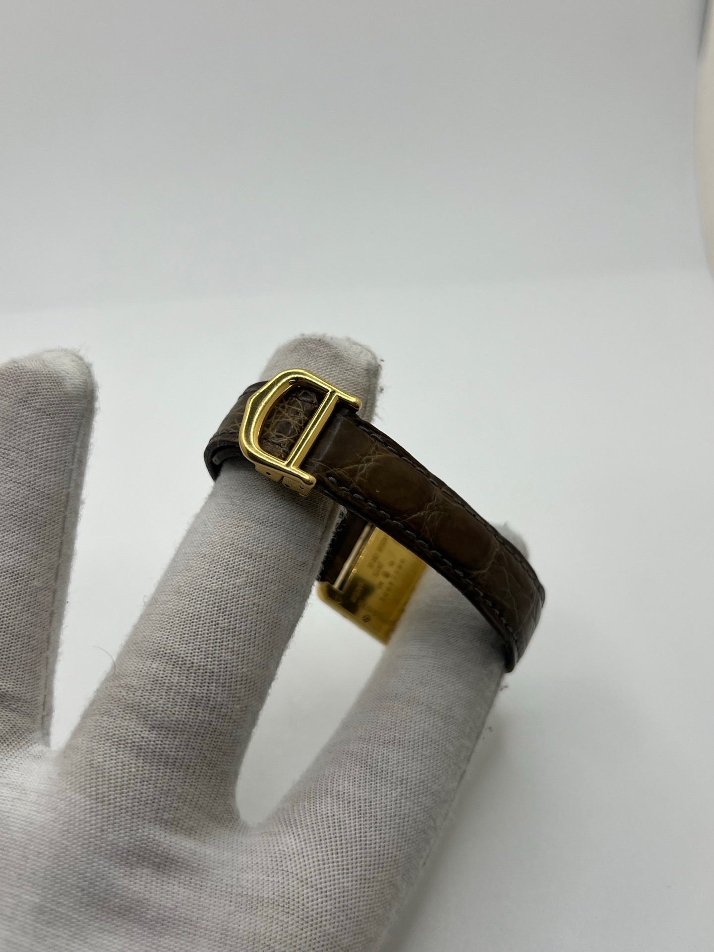 Montre Cartier Tank Vermeil 2415 pour femme, équipée d’un mouvement quartz et d’un boîtier en argent de 22 x 29 mm. Ce modèle d’occasion en bon état présente des traces d’usure visibles, un cadran blanc à chiffres arabes, un verre minéral et un bracelet en cuir brun avec boucle ardillon en argent. Élégante et classique, la Cartier Tank Vermeil 2415 séduit par son design intemporel, idéale pour les passionnées de montres de luxe.