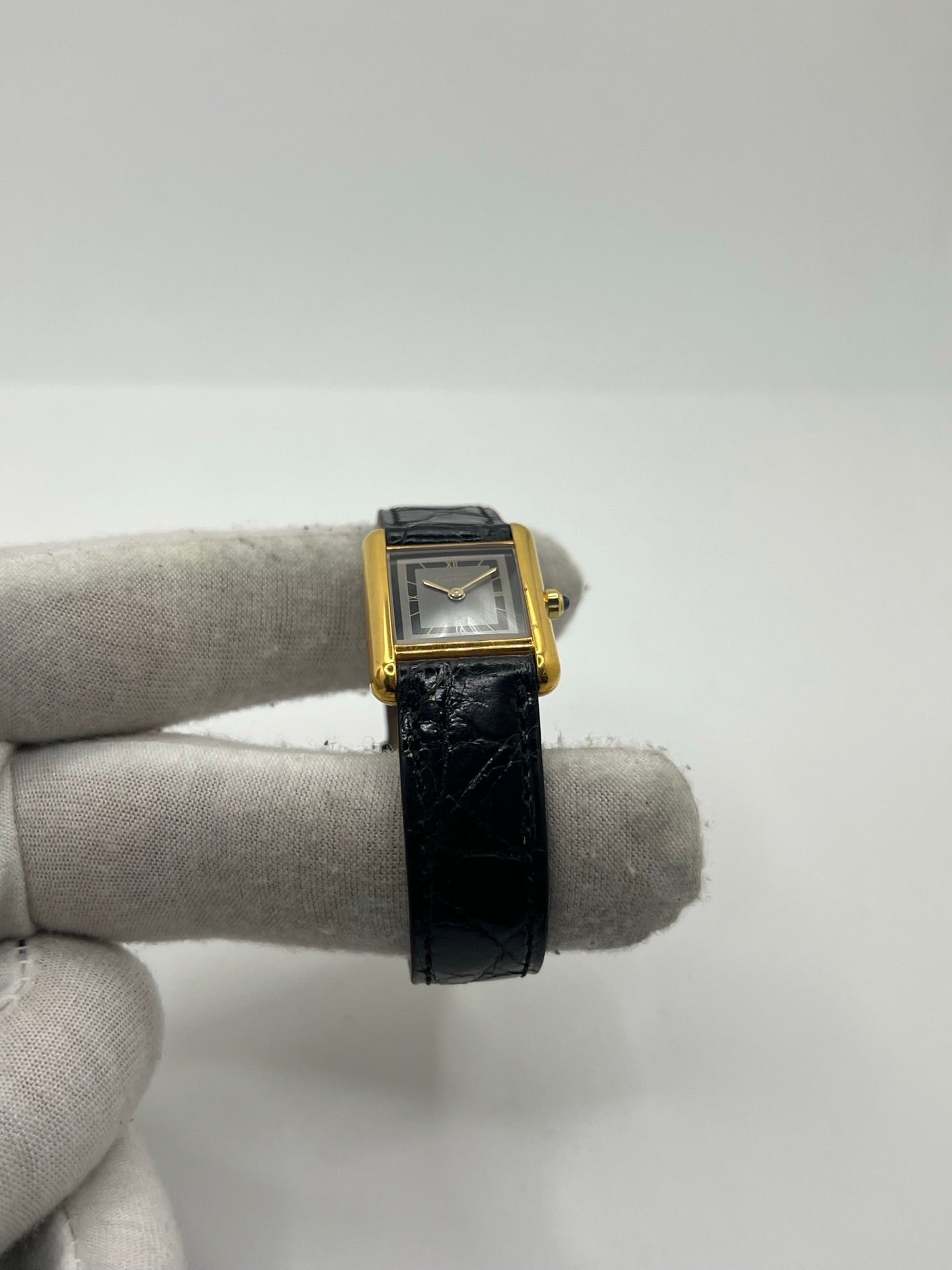 Montre Cartier Tank Vermeil 3 66001 pour femme, équipée d’un mouvement quartz et d’un boîtier en argent de 20 x 27 mm. Ce modèle d’occasion en très bon état présente un cadran or à chiffres romains, un verre minéral et un bracelet en cuir de crocodile noir avec boucle en acier. Élégante et intemporelle, la Cartier Tank Vermeil 3 66001 séduit par son design classique, idéale pour les passionnées de montres de luxe raffinées.