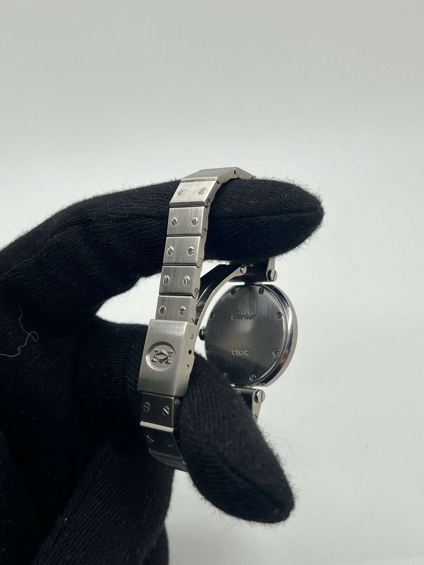 Montre Cartier Santos Vendôme référence 8192 en acier, modèle pour femme avec boîtier rond de 27 mm, cadran blanc à chiffres romains et mouvement quartz. Bracelet acier assorti, boucle à plis et verre saphir. Montre vintage de 1981 en très bon état, livrée avec coffret et papiers d’origine.