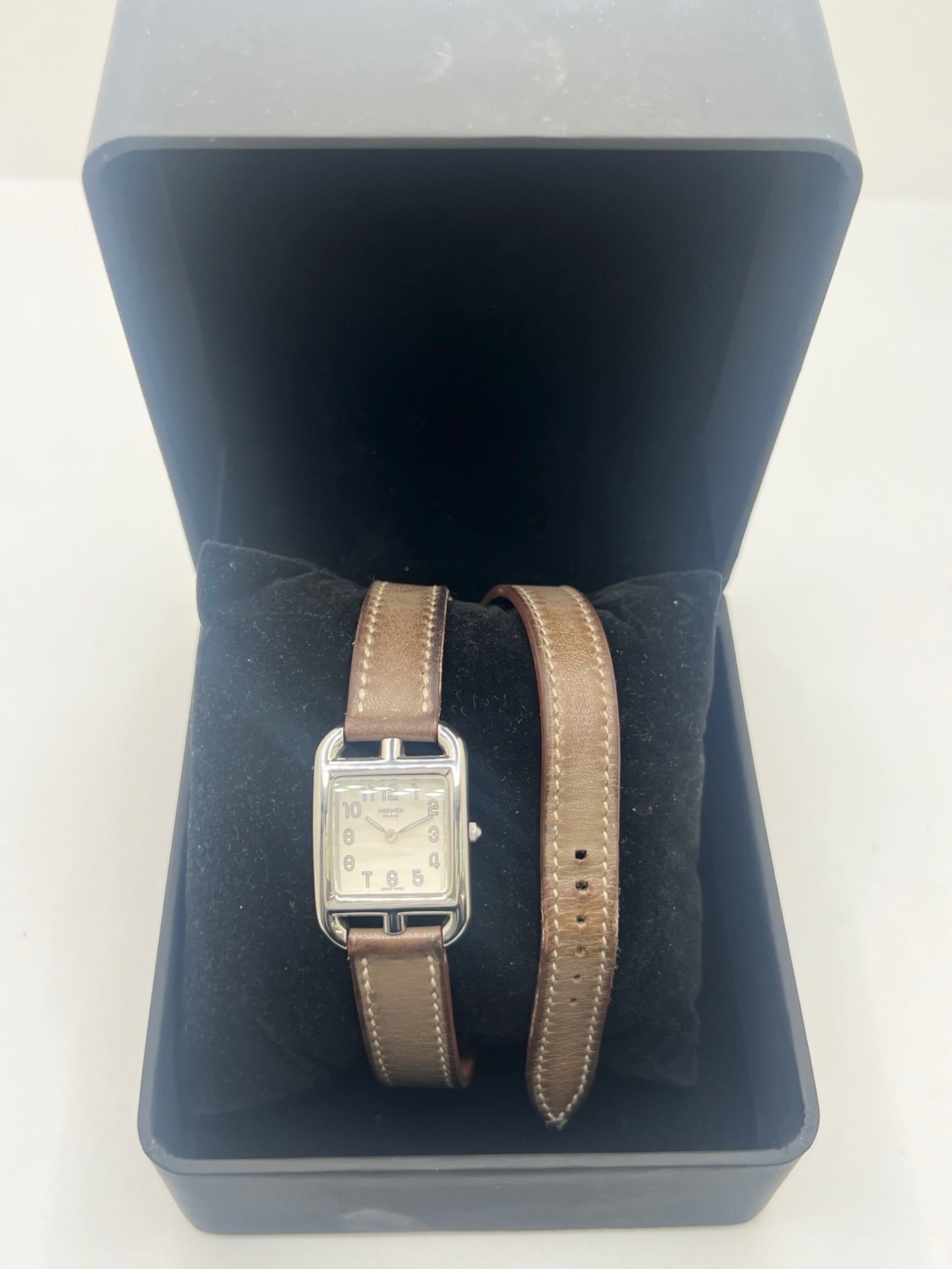 Montre Hermès Cape Cod CC1.210 pour femme en acier avec bracelet en cuir brun. Ce modèle à mouvement quartz présente un boîtier de 23 mm, un cadran argent à chiffres arabes, une lunette en acier et un verre saphir. Élégante et intemporelle, cette montre de luxe d'occasion est en très bon état, avec de légères traces d'usure. Son design emblématique signé Hermès en fait un choix raffiné pour un usage quotidien ou une collection horlogère.