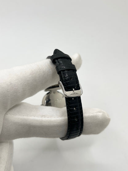 Montre Longines La Grande Classique L4.209.4 pour femme en acier avec bracelet en cuir de lézard noir. Ce modèle à mouvement quartz est doté d'un boîtier de 24 mm, d'un cadran blanc épuré sans chiffres, d'une lunette en acier et d'un verre saphir. Élégante et intemporelle, cette montre de luxe d'occasion est en très bon état avec de légères traces d'usure. Son design raffiné en fait un choix idéal pour un usage quotidien ou une collection horlogère.