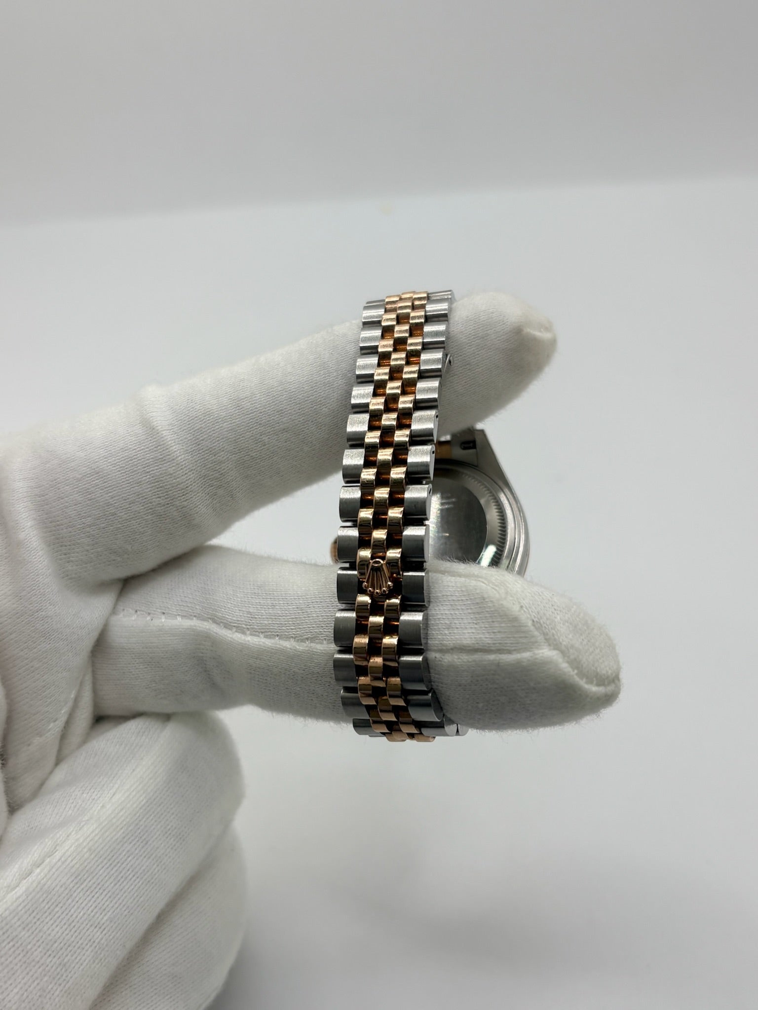 Montre Rolex Lady-Datejust référence 279161 en or et acier avec boîtier de 28 mm, fabriquée en 2023 et animée par le calibre manufacture 2236 à remontage automatique offrant 55 heures de réserve de marche. Son cadran brun avec dateur est protégé par un verre saphir et complété par un bracelet en or et acier avec boucle pliante. Cette montre Rolex d'occasion est en très bon état, révisée en interne et livrée avec son coffret et ses papiers d'origine.