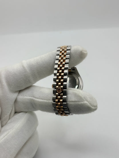 Montre Rolex Lady-Datejust référence 279161 en or et acier avec boîtier de 28 mm, fabriquée en 2023 et animée par le calibre manufacture 2236 à remontage automatique offrant 55 heures de réserve de marche. Son cadran brun avec dateur est protégé par un verre saphir et complété par un bracelet en or et acier avec boucle pliante. Cette montre Rolex d'occasion est en très bon état, révisée en interne et livrée avec son coffret et ses papiers d'origine.