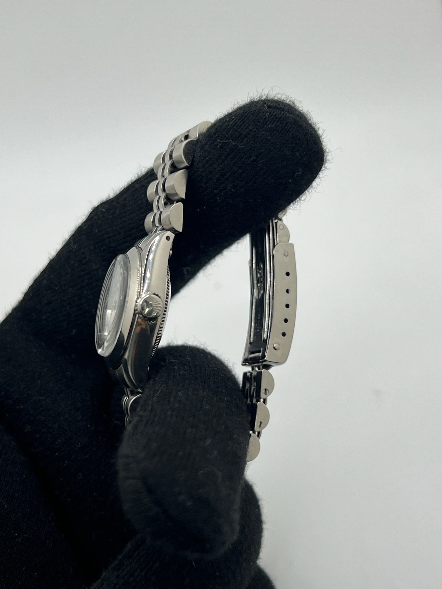 Découvrez la Rolex Oyster Perpetual Lady 26 mm, une montre automatique pour femme alliant élégance intemporelle et précision suisse. Ce modèle emblématique en acier, au cadran blanc raffiné, est parfait pour un usage quotidien ou des occasions spéciales. Avec son boîtier de 26 mm et son bracelet en acier, cette montre Rolex féminine incarne le luxe discret et la fiabilité de la maison horlogère.