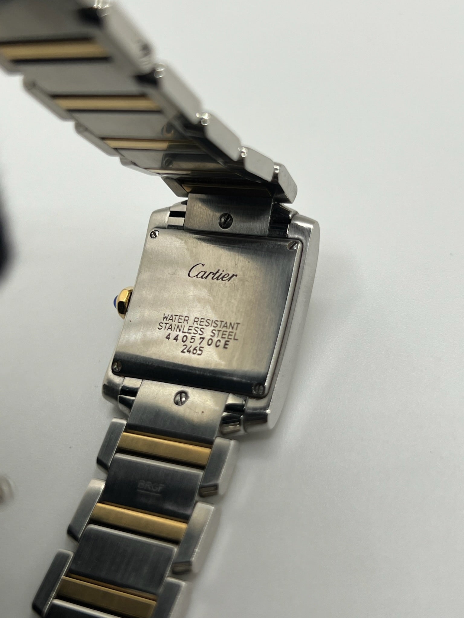 Découvrez la Cartier Tank Française, une montre femme emblématique alliant raffinement et modernité. Ce modèle en or et acier, au design intemporel, est équipé d’un mouvement quartz fiable et d’un cadran blanc aux chiffres romains. Son bracelet acier et sa boucle double plis assurent confort et élégance. Un garde-temps de luxe en très bon état, parfait pour les passionnées de la maison Cartier.