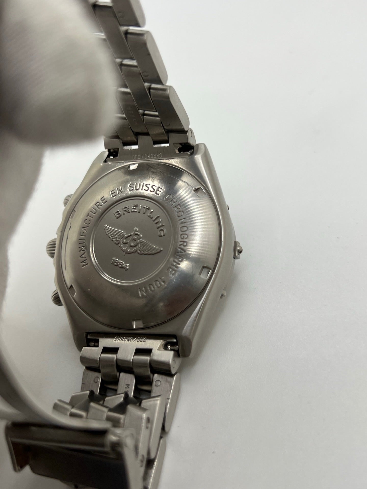 Montre chronographe Breitling Blackbird référence A13050.1 en acier avec cadran noir, bracelet acier assorti et verre saphir. Boîtier robuste de 39 mm avec lunette acier et fonction date. Mouvement automatique calibre 13 basé sur Valjoux 7750 offrant 42 heures de réserve de marche. Montre homme élégante et sportive, étanche 10 ATM, idéale pour collectionneur ou usage quotidien. Modèle emblématique Breitling au style intemporel.