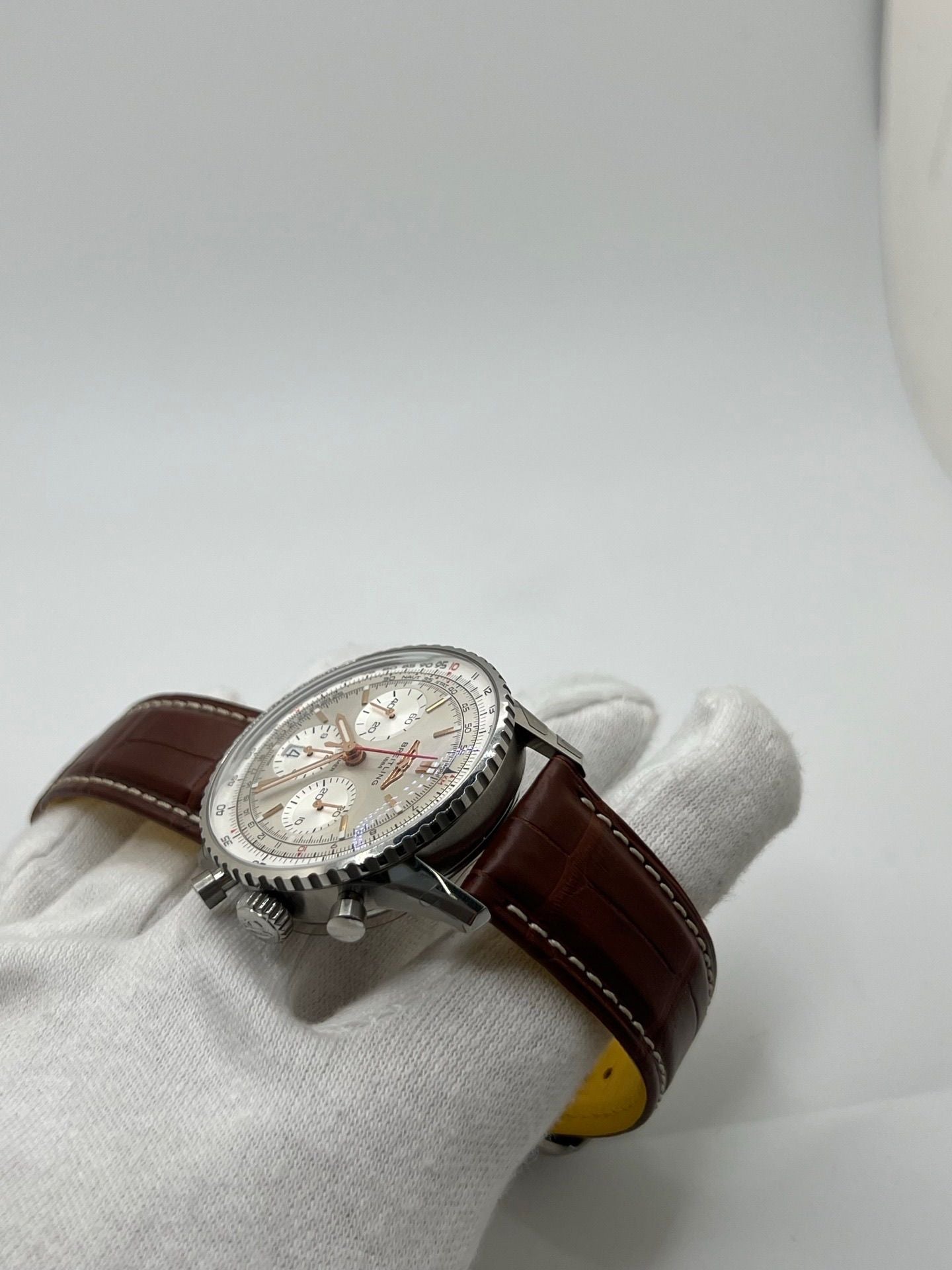 Montre de luxe Breitling Navitimer 1 B01 Chronograph référence AB0139211G1P1 en acier, équipée d’un mouvement automatique avec réserve de marche de 70 heures. Boîtier de 41 mm, cadran argent, verre saphir et bracelet en cuir de crocodile brun. Chronographe précis, étanchéité 3 ATM, modèle neuf livré avec coffret et papiers d’origine.