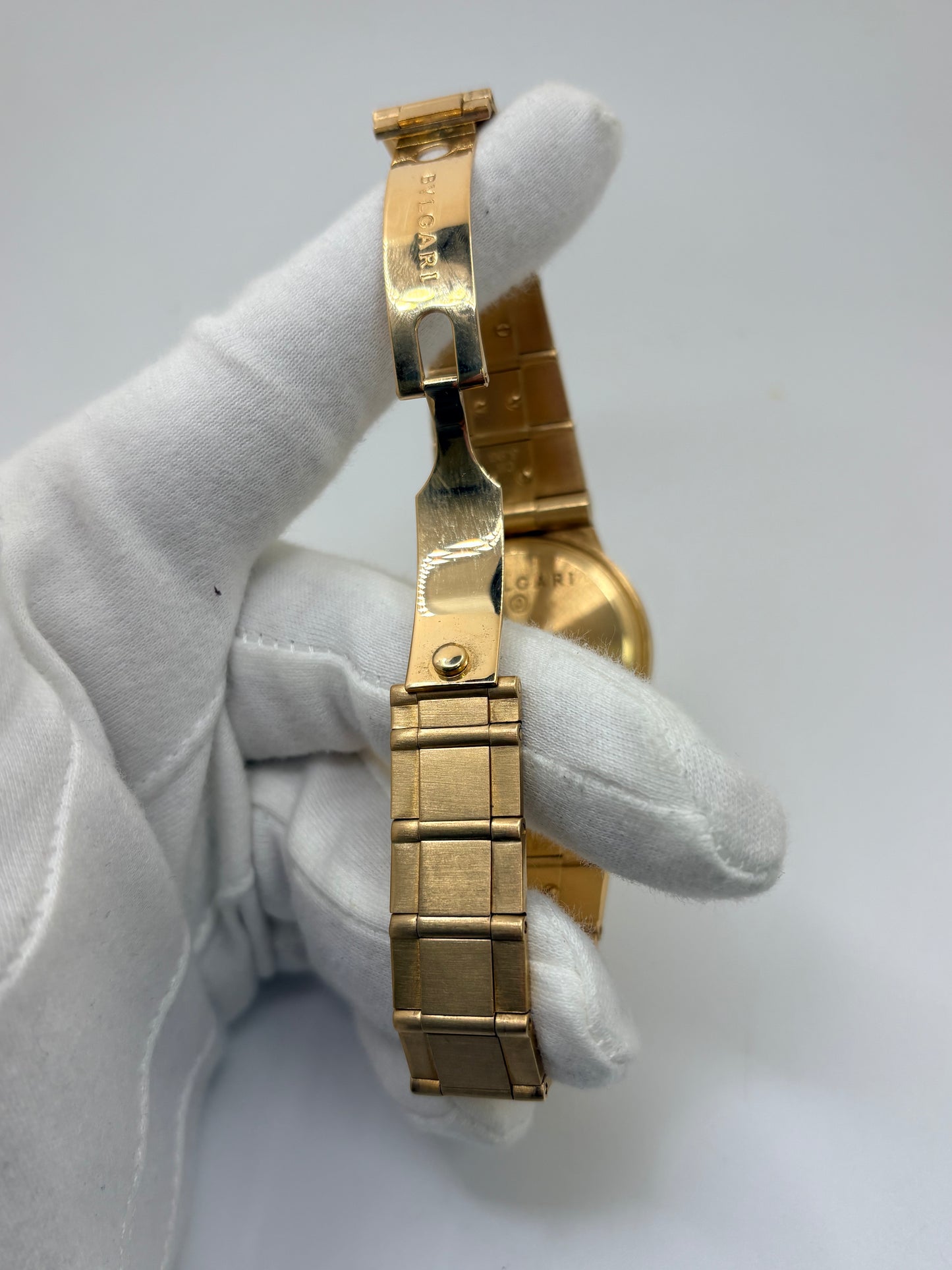 Montre Bulgari Diagono référence CH 35 G en or jaune avec boîtier de 35 mm, d'année inconnue et animée par un mouvement à quartz d'exception comptant 22 pierres. Son cadran blanc à index bâtons avec chronographe et dateur est protégé par un verre saphir et complété par un bracelet en or jaune avec boucle pliante. Cette montre Bulgari d'occasion est en très bon état, révisée en interne et livrée avec son coffret d'origine. Une pièce d'exception disponible à Paris.