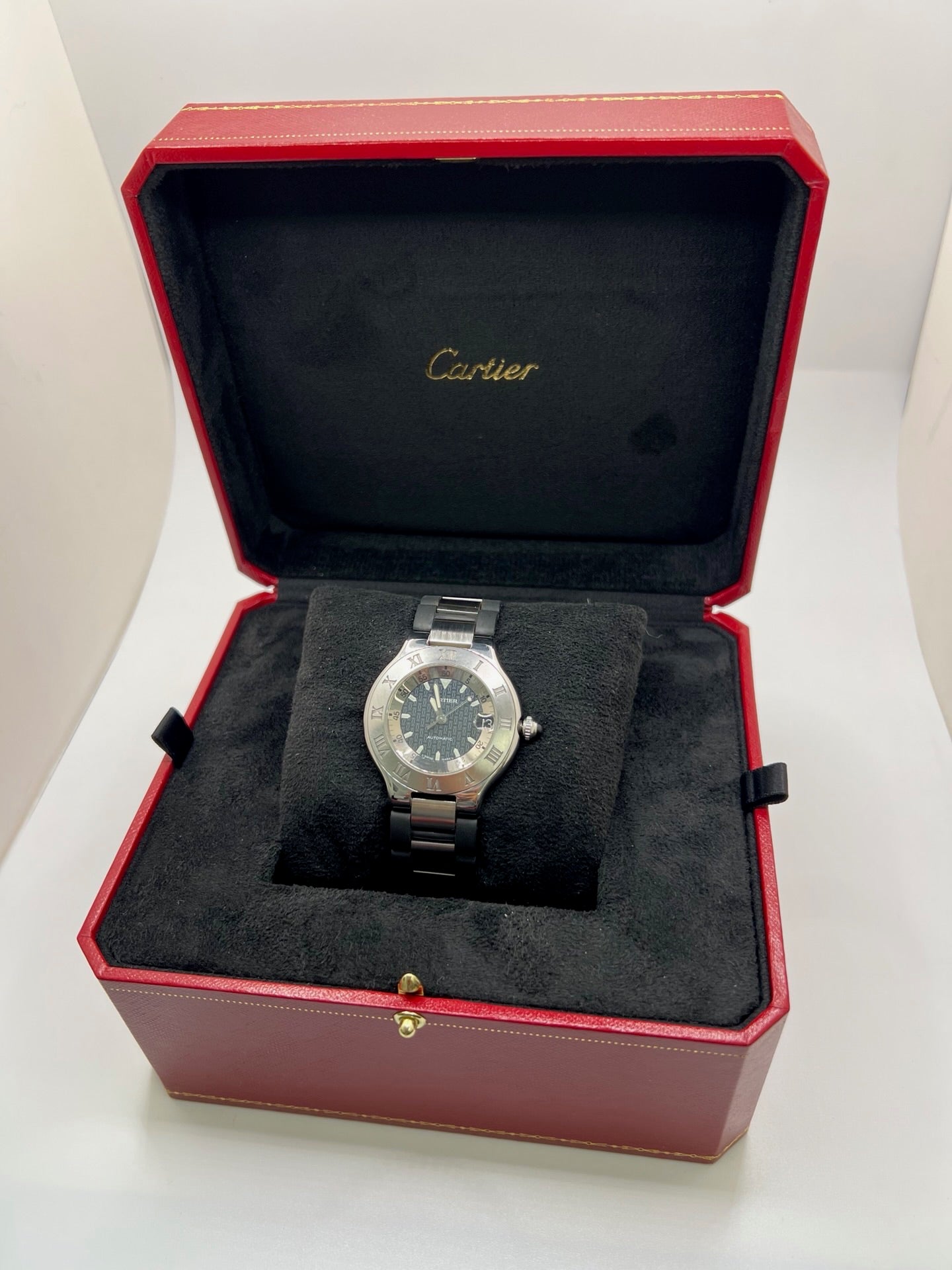 Montre Cartier 21 Must de Cartier Autoscaph automatique en acier, modèle homme ou unisexe avec boîtier de 37 mm et cadran noir à chiffres romains. Ce modèle d’occasion en très bon état dispose d’un verre saphir, d’une étanchéité de 10 ATM et d’une fonction date. Son bracelet en caoutchouc noir avec boucle en acier complète son style sportif et élégant. Une montre Cartier 21 Must Autoscaph au design iconique, idéale pour les amateurs de montres de luxe.