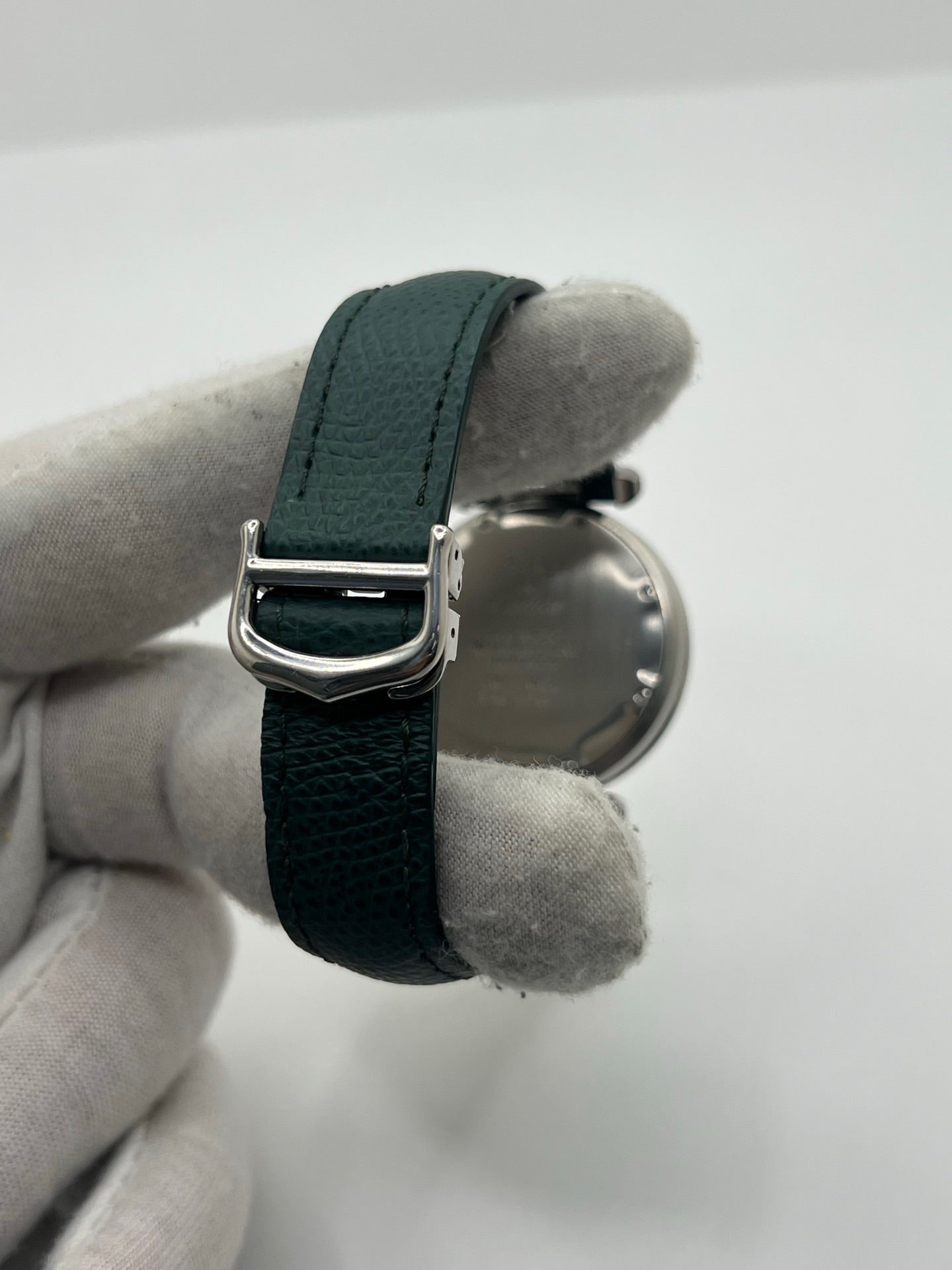 Montre Cartier Pasha 4010 en acier pour homme ou unisexe, dotée d’un mouvement automatique et d’un boîtier de 36 mm. Ce modèle d’occasion en très bon état présente un cadran blanc à chiffres romains, un verre saphir et une fonction date. Son bracelet en acier avec boucle ardillon offre un style élégant et intemporel. Cette montre de luxe Cartier Pasha séduit par son design iconique et son allure raffinée, idéale pour les amateurs d’horlogerie de prestige.