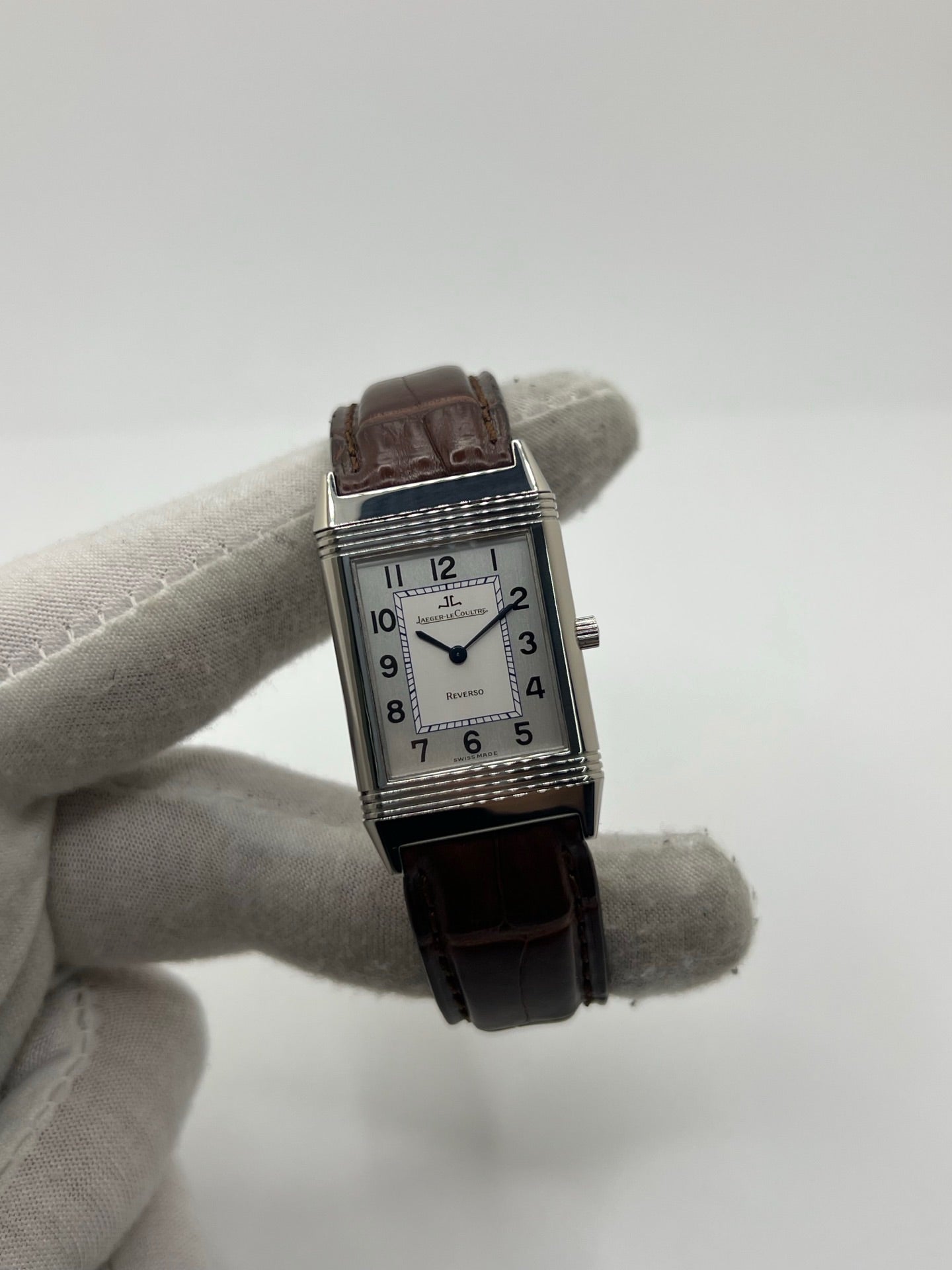 Montre Jaeger-LeCoultre Reverso Classique pour homme ou unisexe, équipée d’un mouvement quartz et d’un boîtier en acier de 23 x 38 mm. Ce modèle d’occasion en très bon état dispose d’un cadran argent à chiffres arabes, d’un verre saphir et d’une étanchéité de 3 ATM. Son bracelet en cuir brun avec boucle ardillon complète son style élégant et intemporel. Une montre Jaeger-LeCoultre Reverso Classique raffinée, idéale pour les amateurs de montres de luxe classiques.