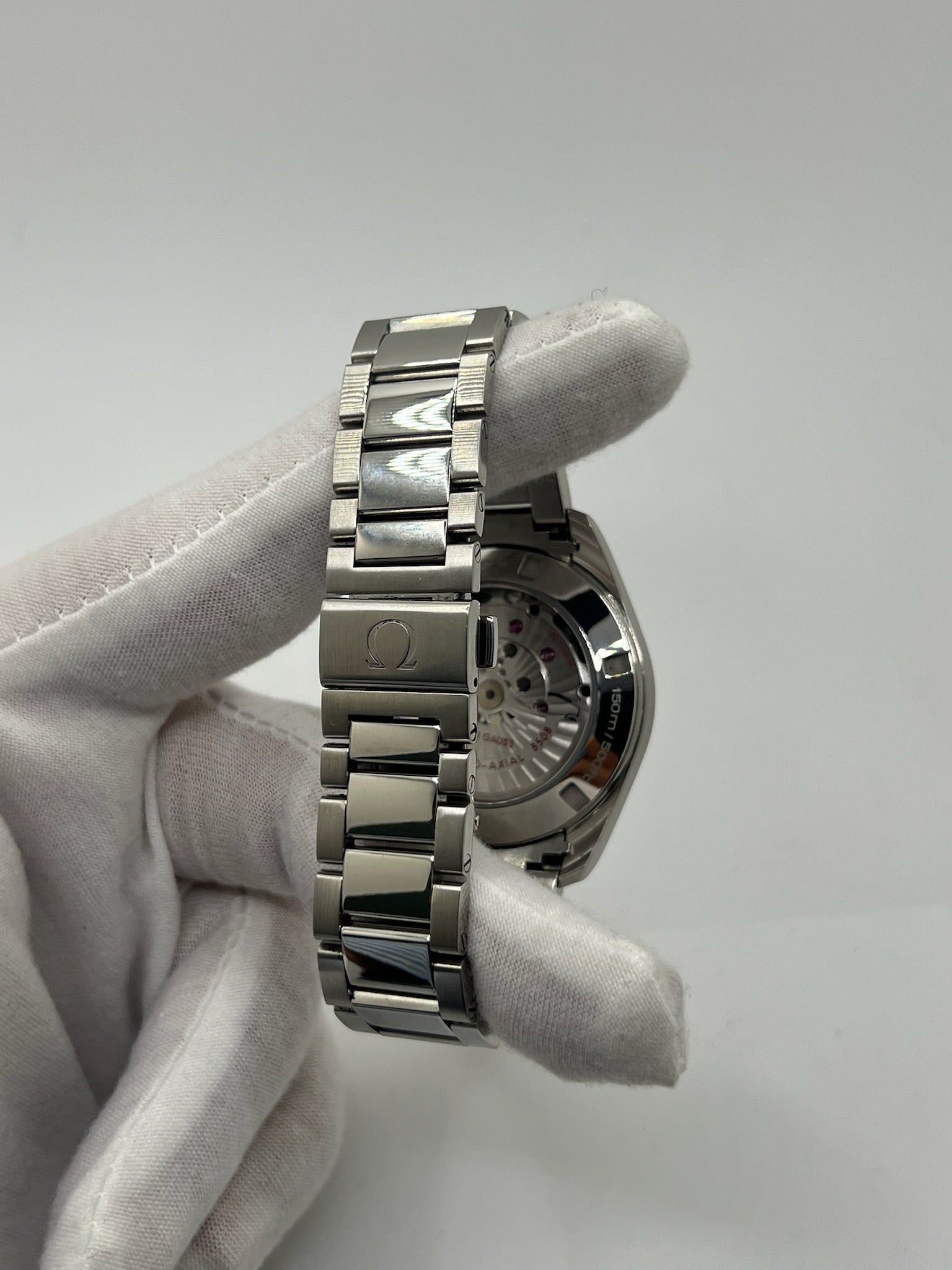 Omega Seamaster Aqua Terra 41,5 mm en acier inoxydable avec cadran noir épuré et index appliqués. Équipée du mouvement automatique calibre 8508 offrant 60 heures de réserve de marche et fonction date. Boîtier étanche 15 ATM, verre saphir résistant aux rayures et bracelet acier avec boucle déployante. Montre au style élégant et sportif, idéale au quotidien comme en tenue habillée. Modèle emblématique apprécié pour sa fiabilité et sa précision chronométrique.