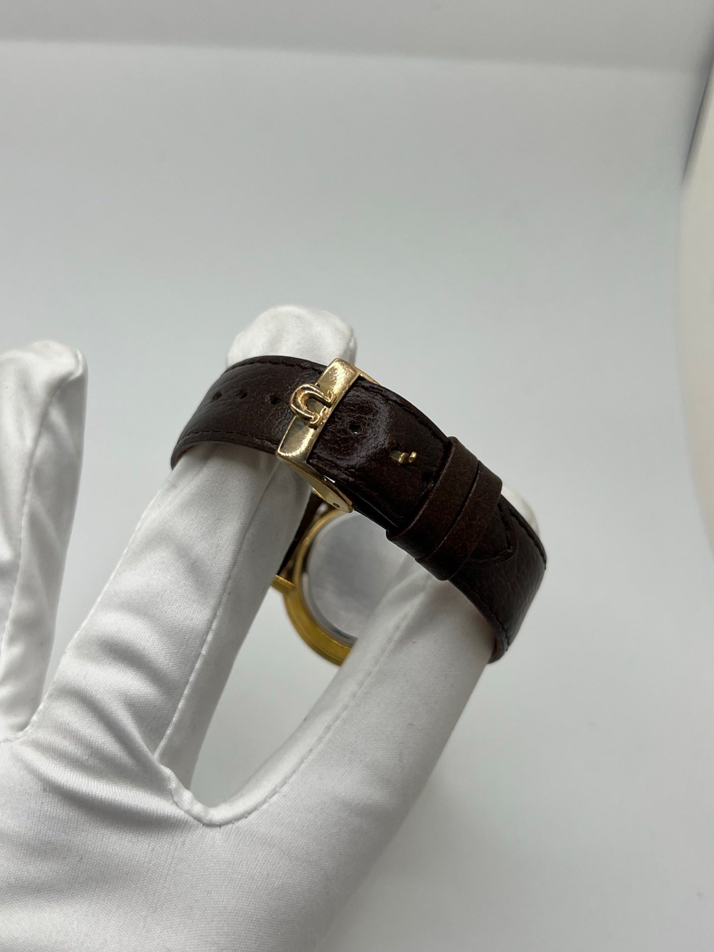 Montre Omega De Ville référence 151.0039 vintage de 1973 en acier avec mouvement automatique calibre 711, cadran doré et bracelet en cuir noir. Ce modèle homme ou unisexe de 35,5 mm présente un design élégant et intemporel. Montre d’occasion en très bon état, révisée en interne le 13 mars 2026, avec légères traces d’usure discrètes. Pièce classique de collection sans coffret ni papiers d’origine.