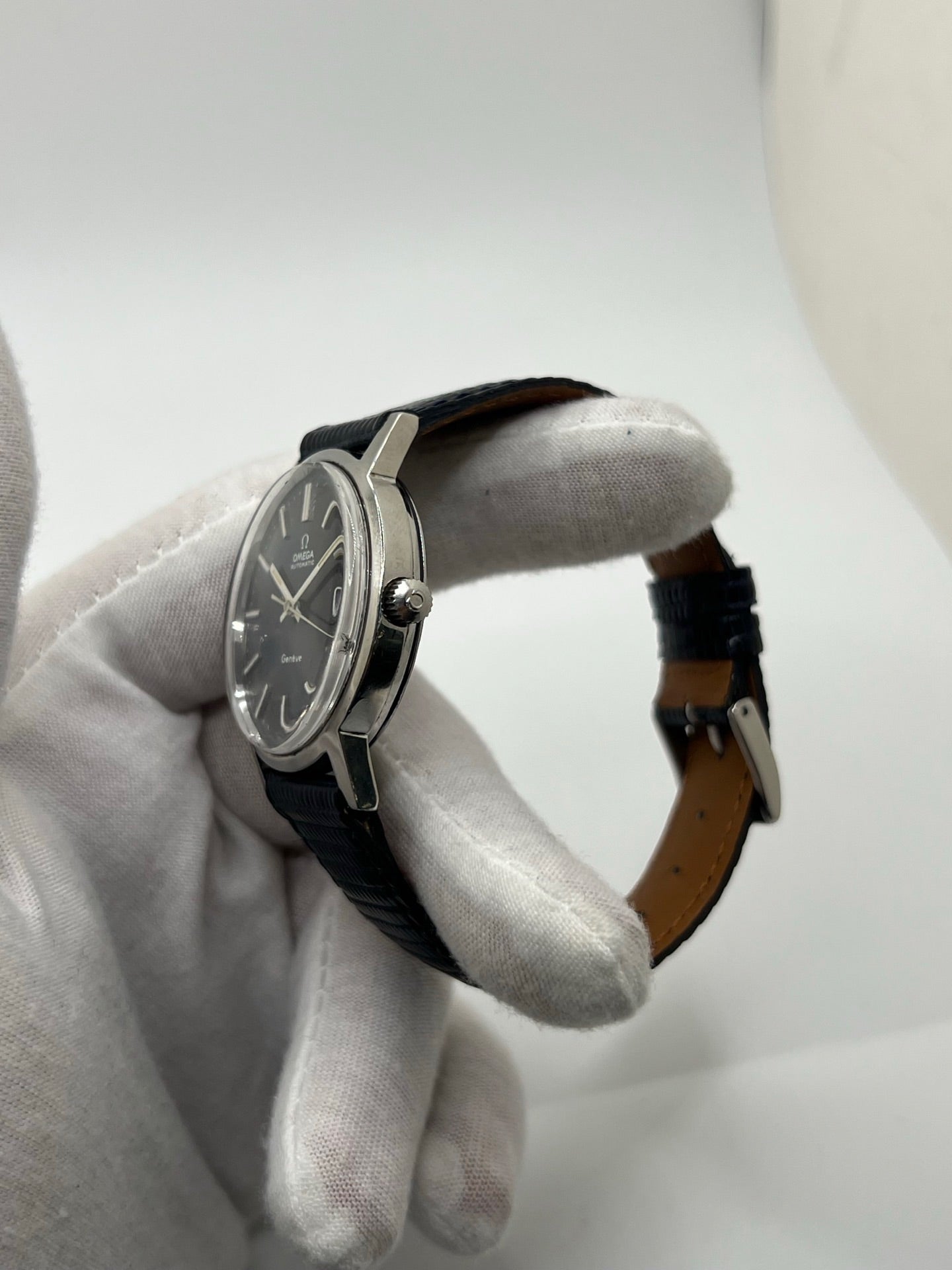 Montre automatique vintage en acier pour homme ou unisexe, boîtier rond de 35 mm avec cornes étendues, cadran bleu à index bâtons et affichage de la date. Mouvement mécanique à remontage automatique calibre 1012 offrant une réserve de marche d’environ 42 heures. Verre plexiglas, lunette acier, fond vissé. Bracelet en cuir noir avec boucle ardillon acier. Pièce d’occasion en bon état présentant des traces d’usure visibles, récemment révisée, livrée sans coffret ni papiers d’origine.