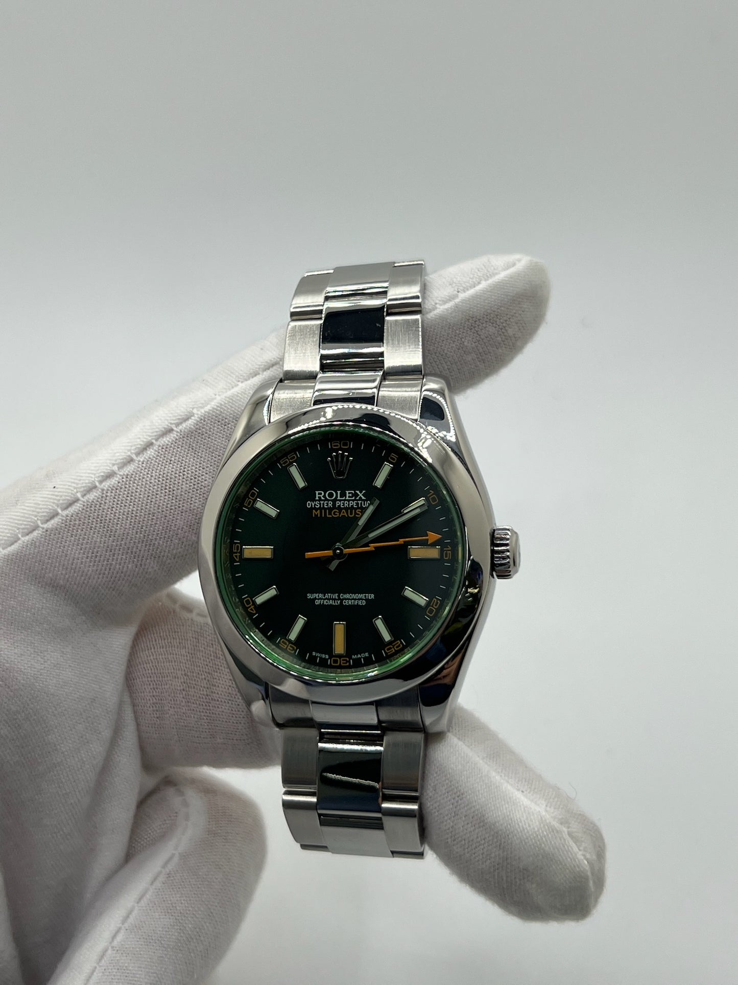 Montre de luxe Milgauss référence 116400GV en acier, boîtier de 40 mm avec lunette acier et verre saphir teinté vert. Cadran noir épuré sans chiffres, aiguille des secondes en forme d’éclair emblématique. Mouvement automatique calibre 3131 offrant 48 heures de réserve de marche et protection antimagnétique. Bracelet acier avec boucle déployante. Montre homme/unisexe d’occasion en très bon état, révisée, étanche 10 ATM, livrée avec papiers d’origine.