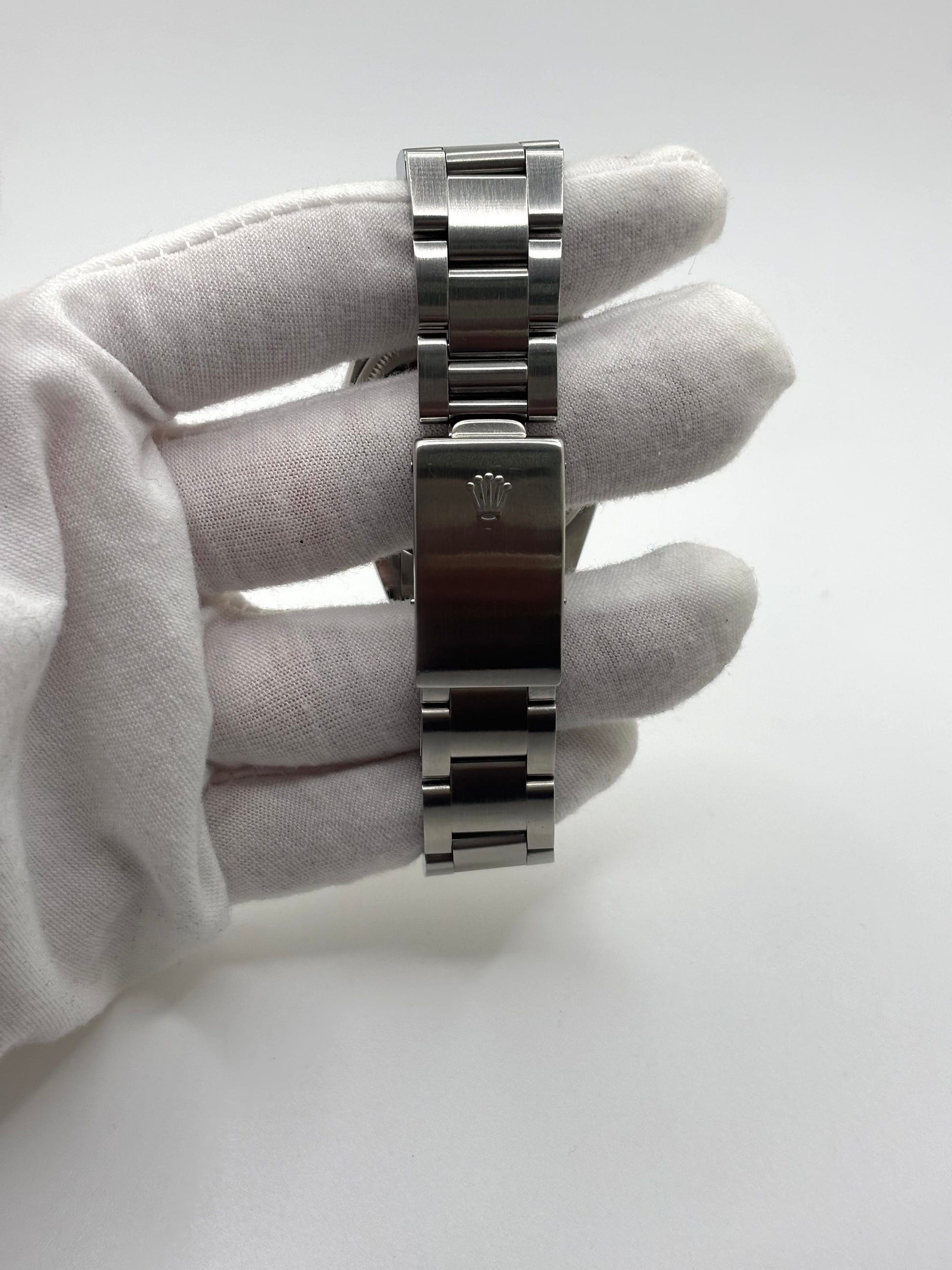 Montre Rolex Oyster Perpetual Date référence 1501 en acier, modèle vintage de 1968, dotée d’un boîtier de 34 mm, d’un cadran bleu sans chiffres et d’un verre plexiglas. Cette montre automatique est animée par le calibre Rolex 1570 avec réserve de marche de 40 heures et fonction date. Bracelet en acier avec boucle déployante pliante, étanchéité 10 ATM. Montre d’occasion en très bon état, révisée en janvier 2026.