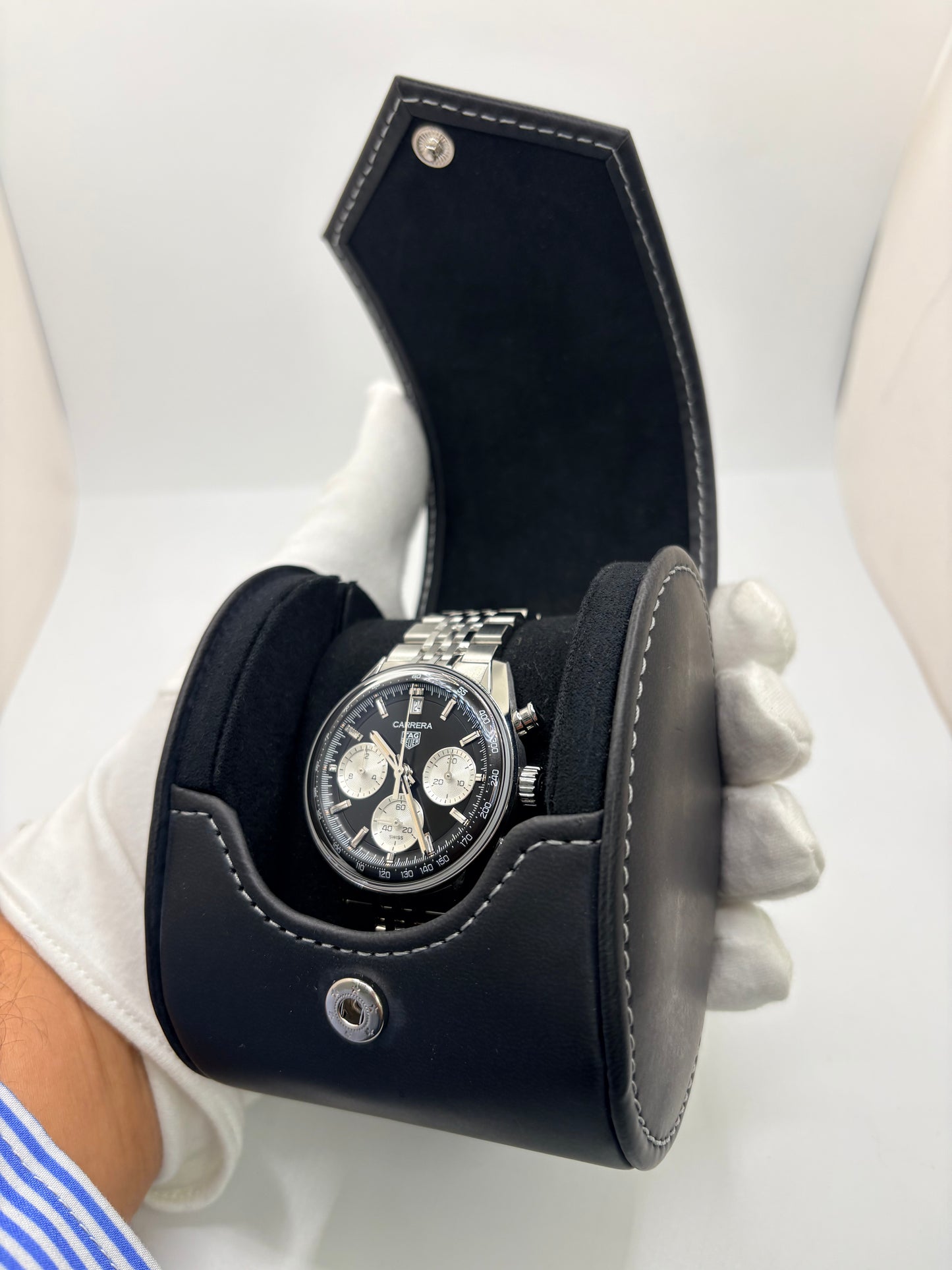 Découvrez la montre d'occasion TAG Heuer Carrera CBS2210.BA0048 en très bon état. Ce chronographe automatique pour homme mesure 39 mm de diamètre et présente un boîtier en acier, un verre saphir ainsi qu'un cadran noir élégant. Il est animé par le calibre TH20-00 performant, offrant 80 heures de réserve de marche avec fonction date et tachymètre. Ce garde-temps révisé en 2026 est livré complet avec son coffret d'origine et ses papiers. Une pièce horlogère d'exception disponible à Paris.
