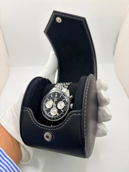 Découvrez la montre d'occasion TAG Heuer Carrera CBS2210.BA0048 en très bon état. Ce chronographe automatique pour homme mesure 39 mm de diamètre et présente un boîtier en acier, un verre saphir ainsi qu'un cadran noir élégant. Il est animé par le calibre TH20-00 performant, offrant 80 heures de réserve de marche avec fonction date et tachymètre. Ce garde-temps révisé en 2026 est livré complet avec son coffret d'origine et ses papiers. Une pièce horlogère d'exception disponible à Paris.