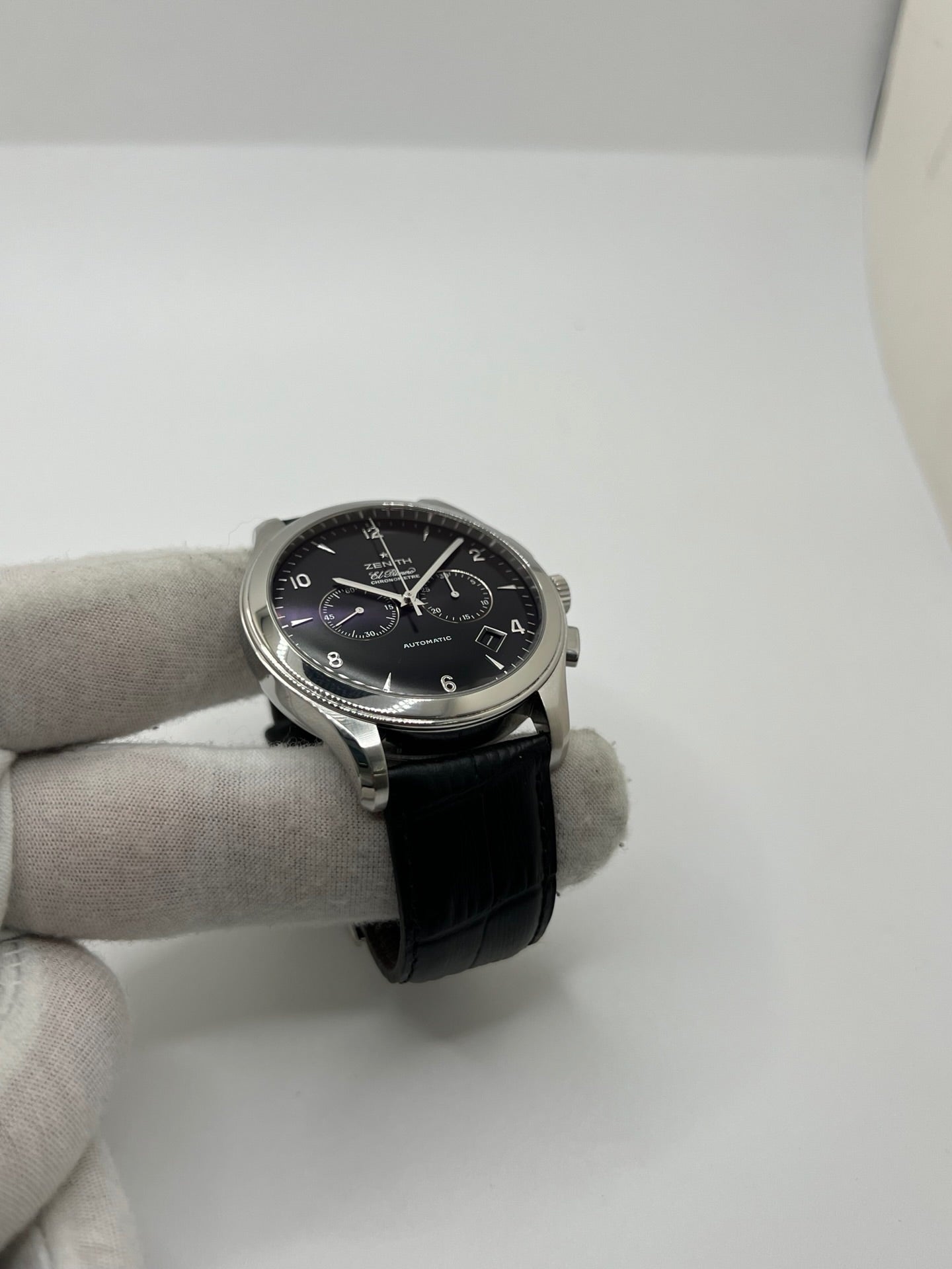 Montre Zenith El Primero automatique en acier de 2007, modèle homme ou unisexe avec boîtier de 44 mm et cadran noir à chiffres arabes. Ce chronographe d’occasion en très bon état dispose d’un verre saphir, d’une fonction date et d’un bracelet en cuir noir avec boucle ardillon. Élégante et précise, la Zenith El Primero séduit par son design iconique et sa performance horlogère, idéale pour les passionnés de montres de luxe et de chronographes haut de gamme.