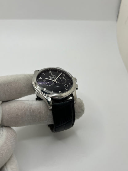 Montre Zenith El Primero automatique en acier de 2007, modèle homme ou unisexe avec boîtier de 44 mm et cadran noir à chiffres arabes. Ce chronographe d’occasion en très bon état dispose d’un verre saphir, d’une fonction date et d’un bracelet en cuir noir avec boucle ardillon. Élégante et précise, la Zenith El Primero séduit par son design iconique et sa performance horlogère, idéale pour les passionnés de montres de luxe et de chronographes haut de gamme.