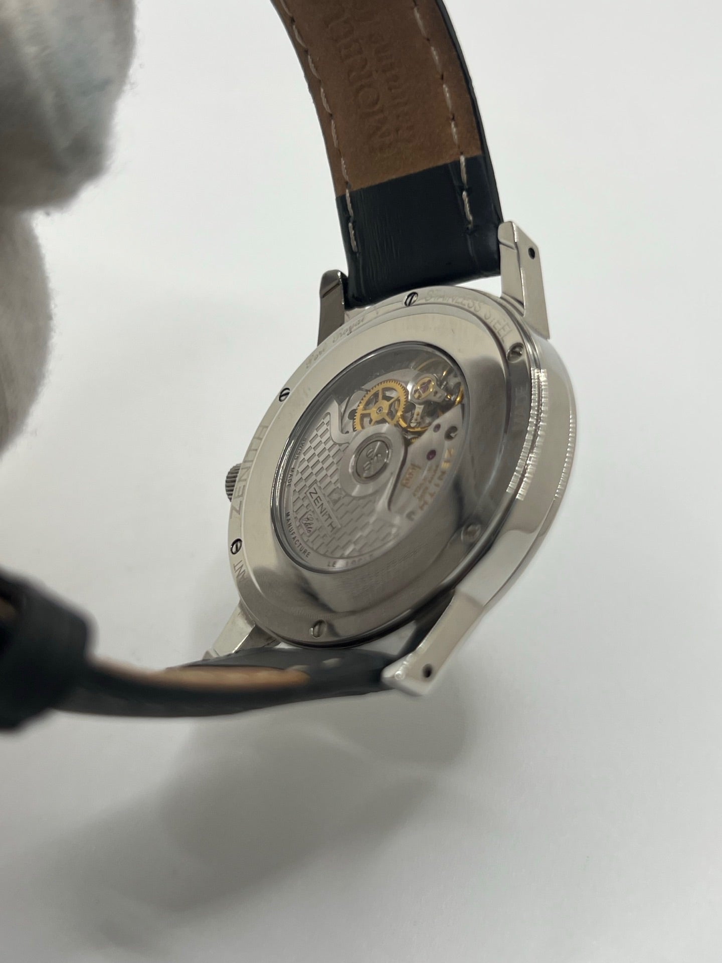 Montre Zenith Port Royal automatique en acier, modèle homme ou unisexe de 2007, équipée d’un boîtier de 37 mm et d’un élégant cadran noir à chiffres arabes. Cette montre d’occasion en très bon état dispose d’un verre saphir, d’une fonction date et d’une petite seconde. Son bracelet en cuir noir avec boucle ardillon souligne son style raffiné. Une montre Zenith Port Royal de luxe au design intemporel, idéale pour les passionnés d’horlogerie et les amateurs de pièces élégantes.