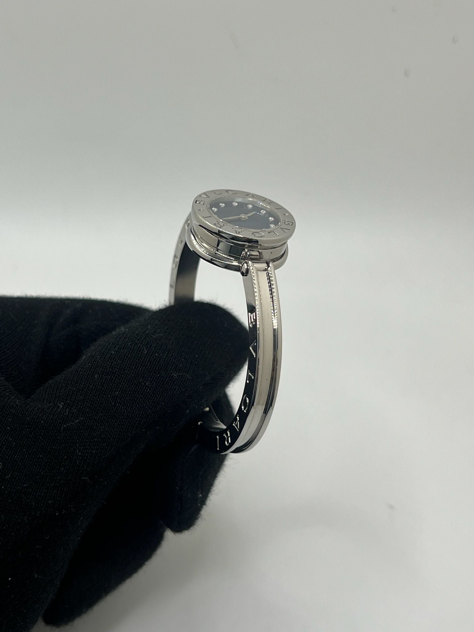 Découvrez l’élégance intemporelle de la montre Bulgari B.Zero1 en acier, sublimée par un cadran en nacre et un sertissage délicat de diamants. Ce modèle iconique pour femme allie sophistication joaillière et précision horlogère grâce à son mouvement quartz. Son design épuré, sans chiffres, et ses finitions luxueuses en font un bijou d’exception. Idéale pour sublimer chaque tenue, cette B.Zero1 incarne le raffinement à l’italienne signé Bulgari. Un choix parfait pour les amatrices de montres haut de gamme.