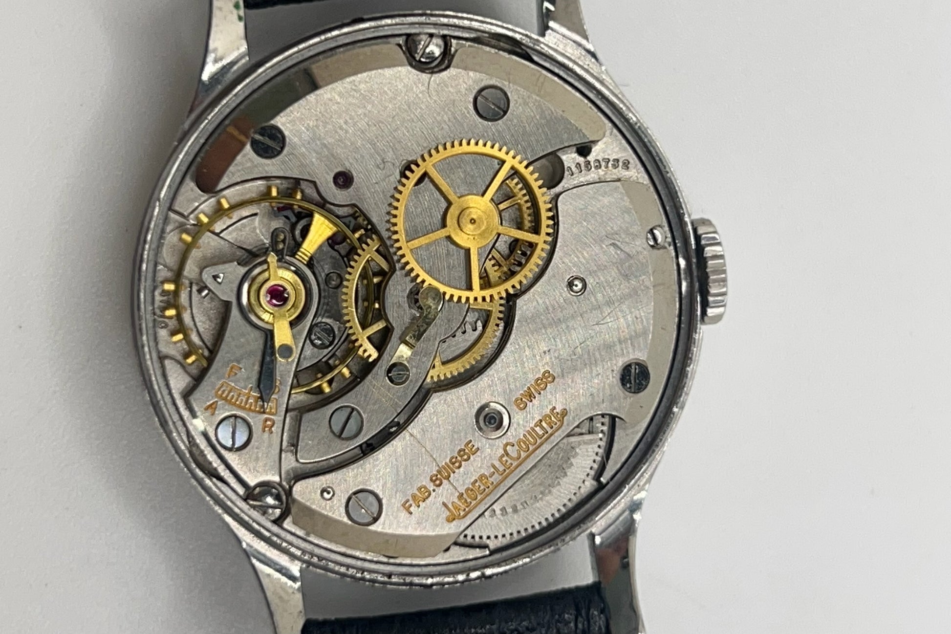 Montre Jaeger-LeCoultre vintage en acier datant des années 1950, équipée du calibre P478 à remontage manuel. Son cadran argent à chiffres arabes est protégé par un verre plexiglas et associé à un bracelet en cuir noir. Avec son boîtier de 31,5 mm et son design sobre et élégant, cette montre mécanique de collection illustre le savoir-faire horloger suisse de l'époque. Pièce ancienne recherchée par les amateurs de montres vintage et de garde-temps de caractère.