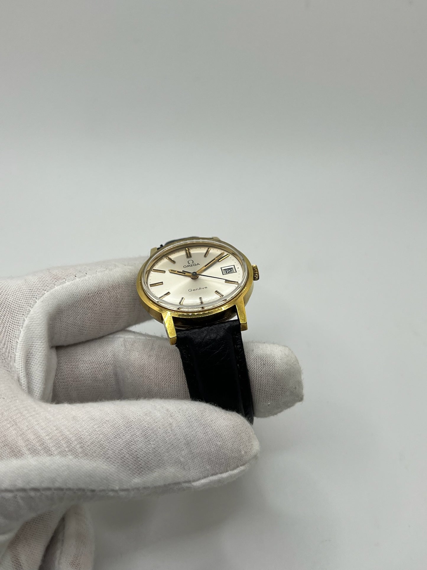 Montre Omega Genève vintage de 35 mm associant or et acier, au design classique et élégant. Cadran doré sobre offrant une lecture claire, complété par un affichage de la date. Boîtier équilibré et proportions harmonieuses, animé par un mouvement mécanique à remontage manuel révisé en interne. Bracelet en cuir noir apportant contraste et confort au poignet. Modèle en bon état d’usage, présentant des traces d’usure visibles telles que rayures, éraflures et petites marques liées à son âge et à son histoire.