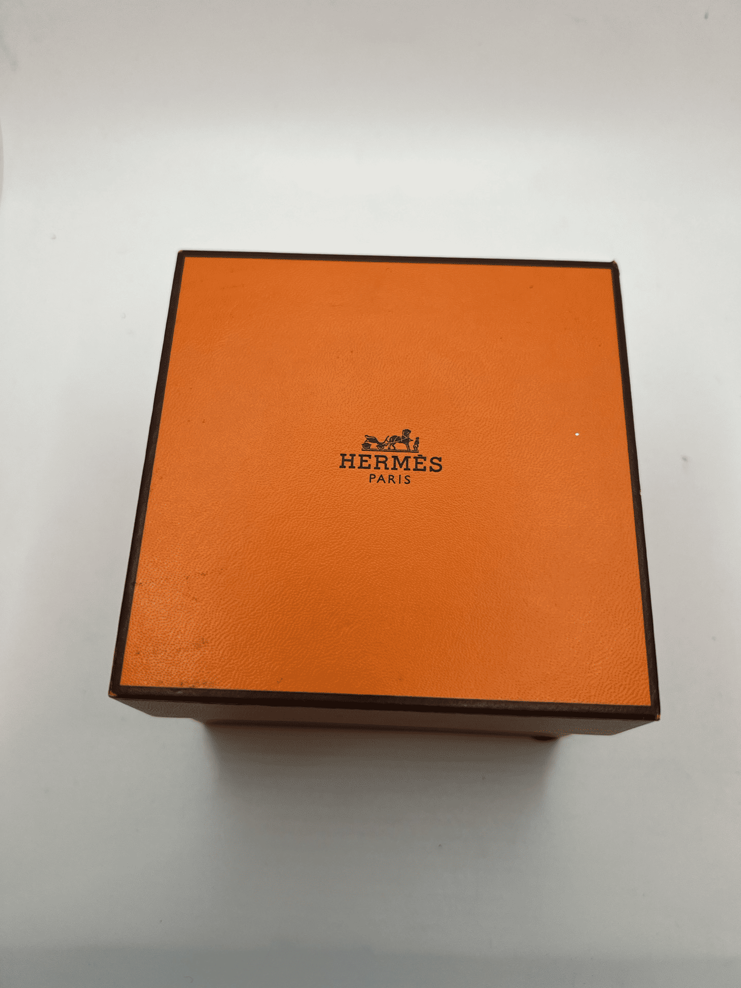 Découvrez la Hermès Espace, une montre d’exception au design raffiné et intemporel. Ce modèle Hermès Espace séduit les amateurs de montres de luxe grâce à son style élégant et sa qualité irréprochable. Qu’elle soit vintage, automatique, ou de collection, la Hermès Espace reste une pièce rare et prestigieuse pour sublimer votre poignet.