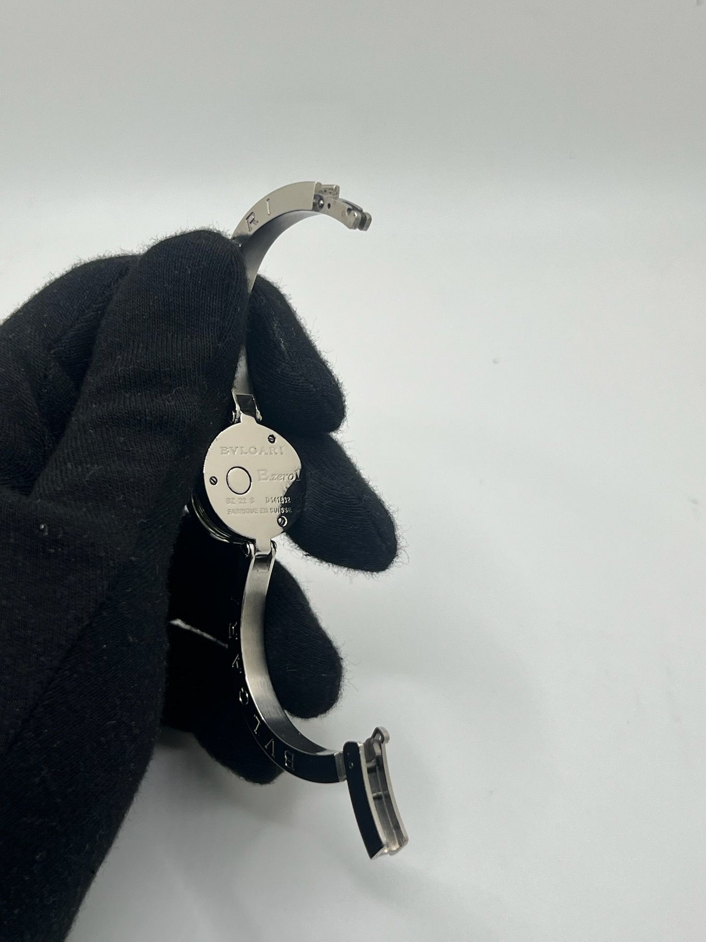 Découvrez l’élégance intemporelle de la montre Bulgari B.Zero1 en acier, sublimée par un cadran en nacre et un sertissage délicat de diamants. Ce modèle iconique pour femme allie sophistication joaillière et précision horlogère grâce à son mouvement quartz. Son design épuré, sans chiffres, et ses finitions luxueuses en font un bijou d’exception. Idéale pour sublimer chaque tenue, cette B.Zero1 incarne le raffinement à l’italienne signé Bulgari. Un choix parfait pour les amatrices de montres haut de gamme.